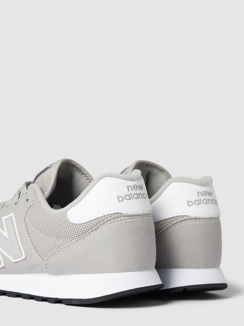 Sneaker mit Label-Detail in hellgrau