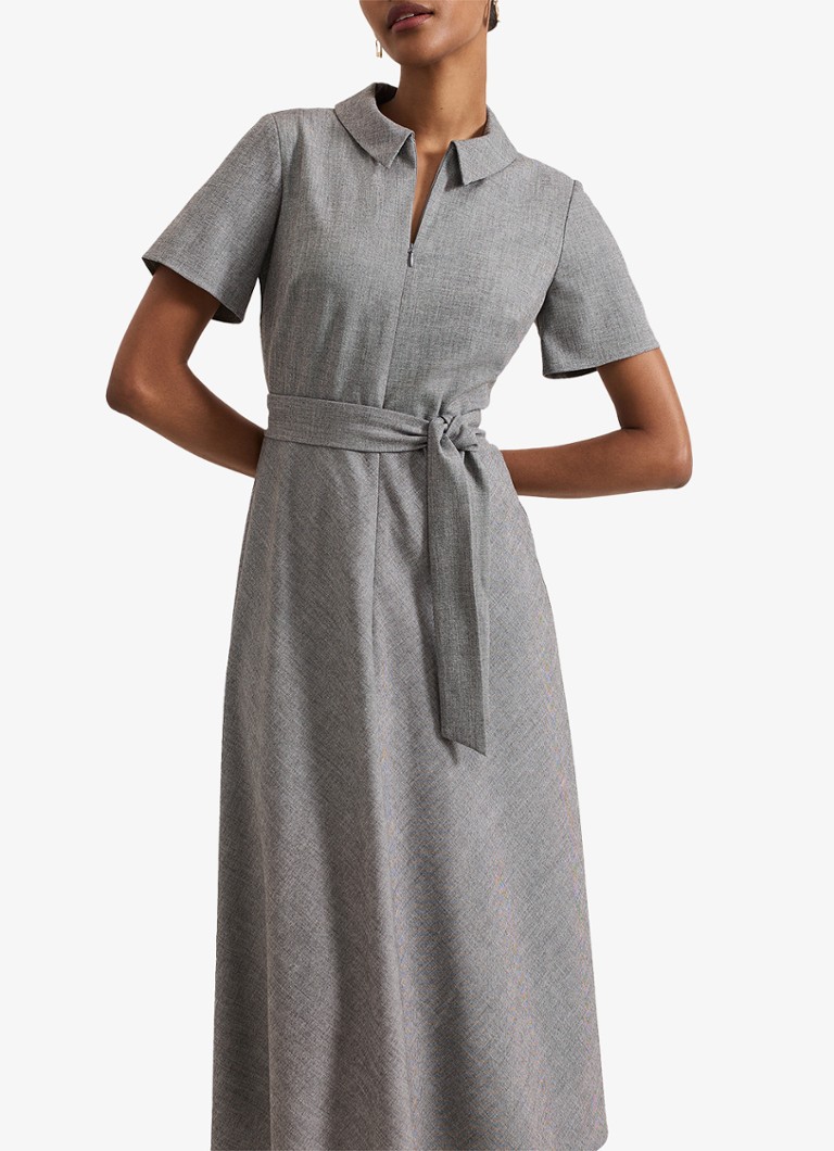 Rochie midi tunică Silvia de la Phase Eight, cu curea legată.