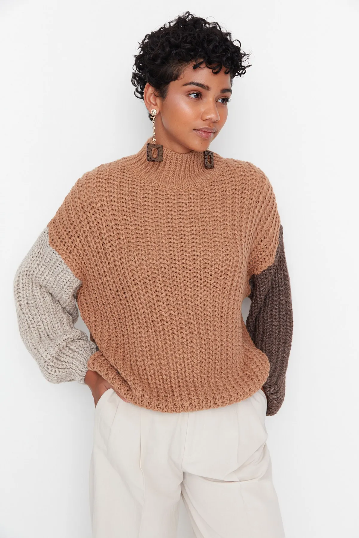 Trendyol Collection  Kamelfarbener, weich strukturierter Strickpullover mit Farbblockdesign und weiter Passform TWOAW21KZ0271