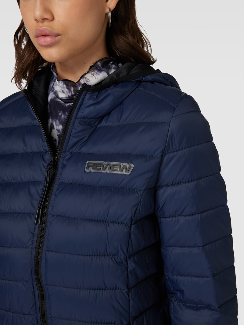 Steppjacke mit Label-Detail in dunkelblau