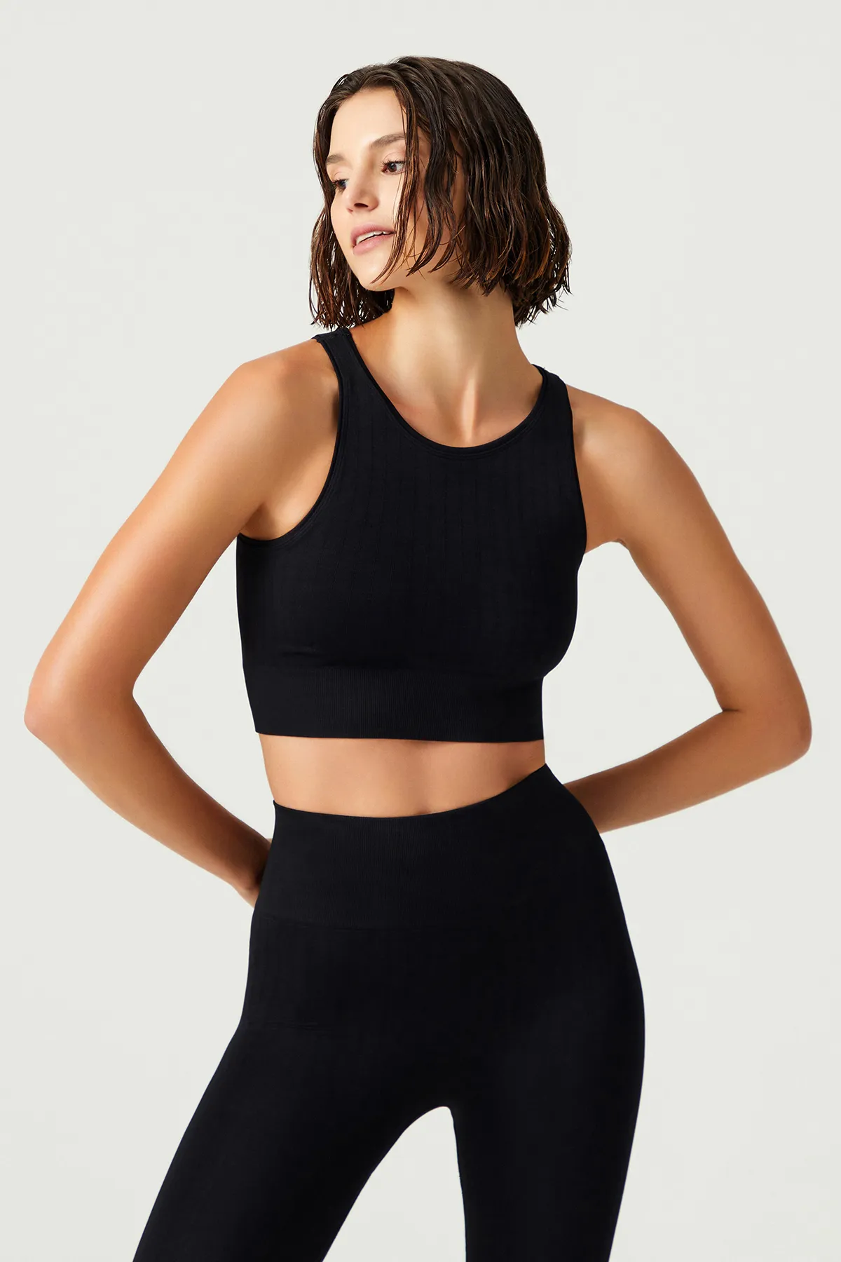 LOS OJOS  x Melodi Schwarzer, nahtloser Sport-BH mit Neckholder und hohem Halsausschnitt