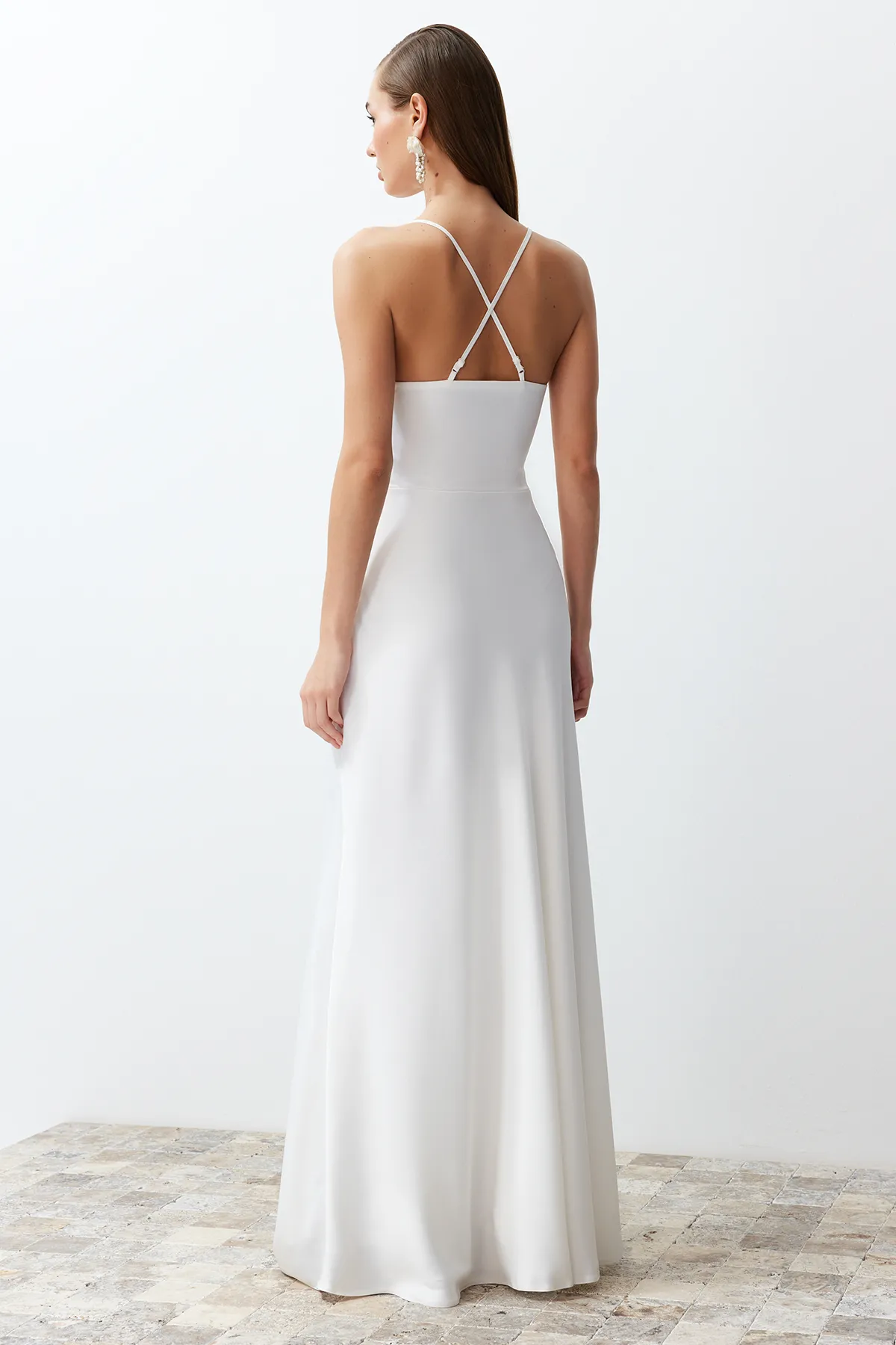 Trendyol Collection  Weißes Hochzeits-/Nikah-Abendkleid aus weißem Satin TPRSS24AE00042