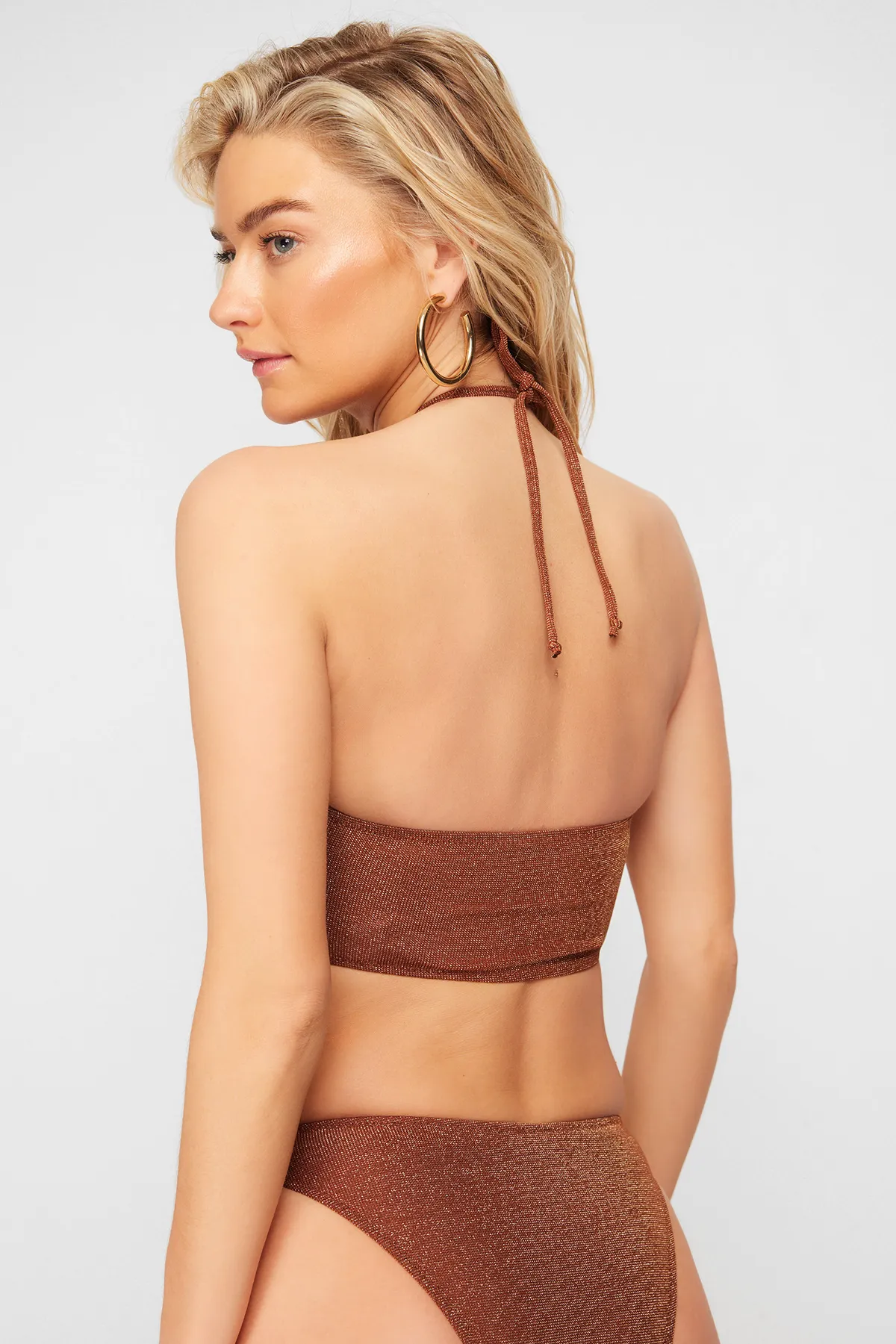 Trendyol Collection  Braunes trägerloses Glitzer-Bikinioberteil TBESS23BU00302