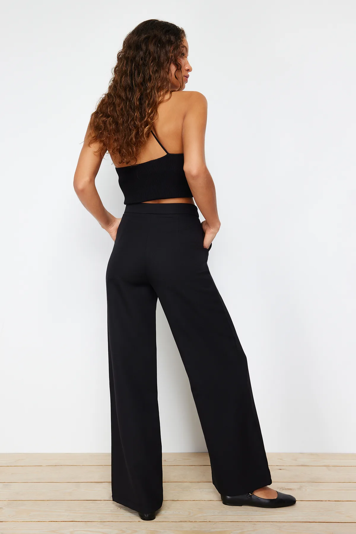 Trendyol Collection  Schwarze plissierte Webhose mit weitem Bein TWOSS21PL0189