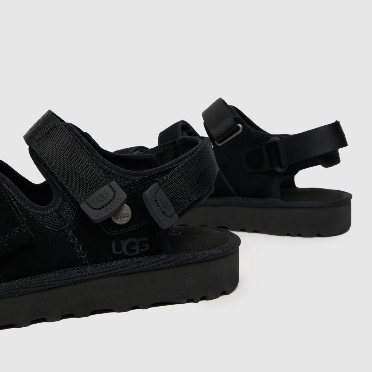 UGG – Goldencoast – Svarta sandaler med flera remmar