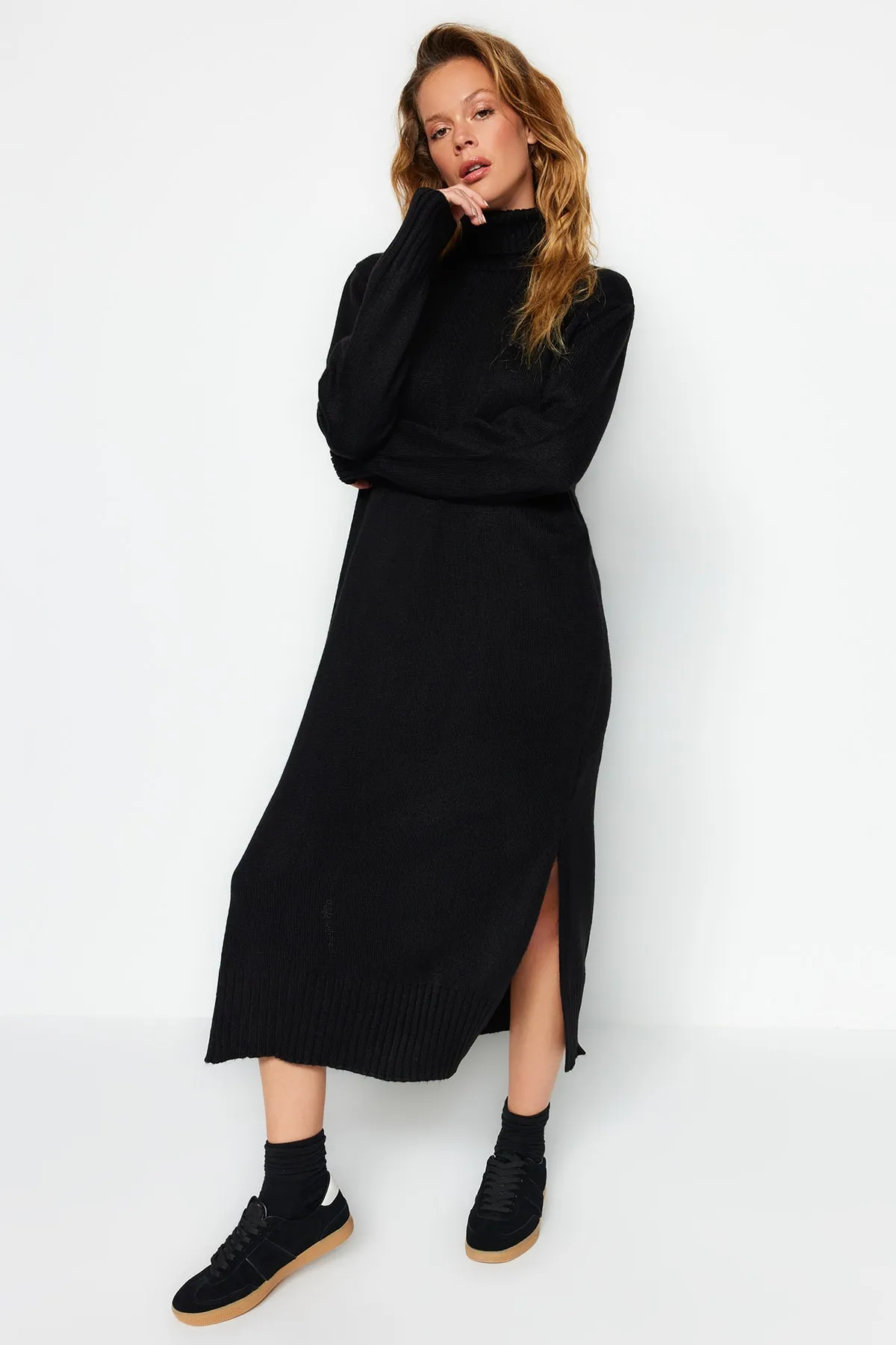 Trendyol Collection  Schwarzes, weit geschnittenes Midi-Strickkleid mit Rollkragen TWOAW24EL00034