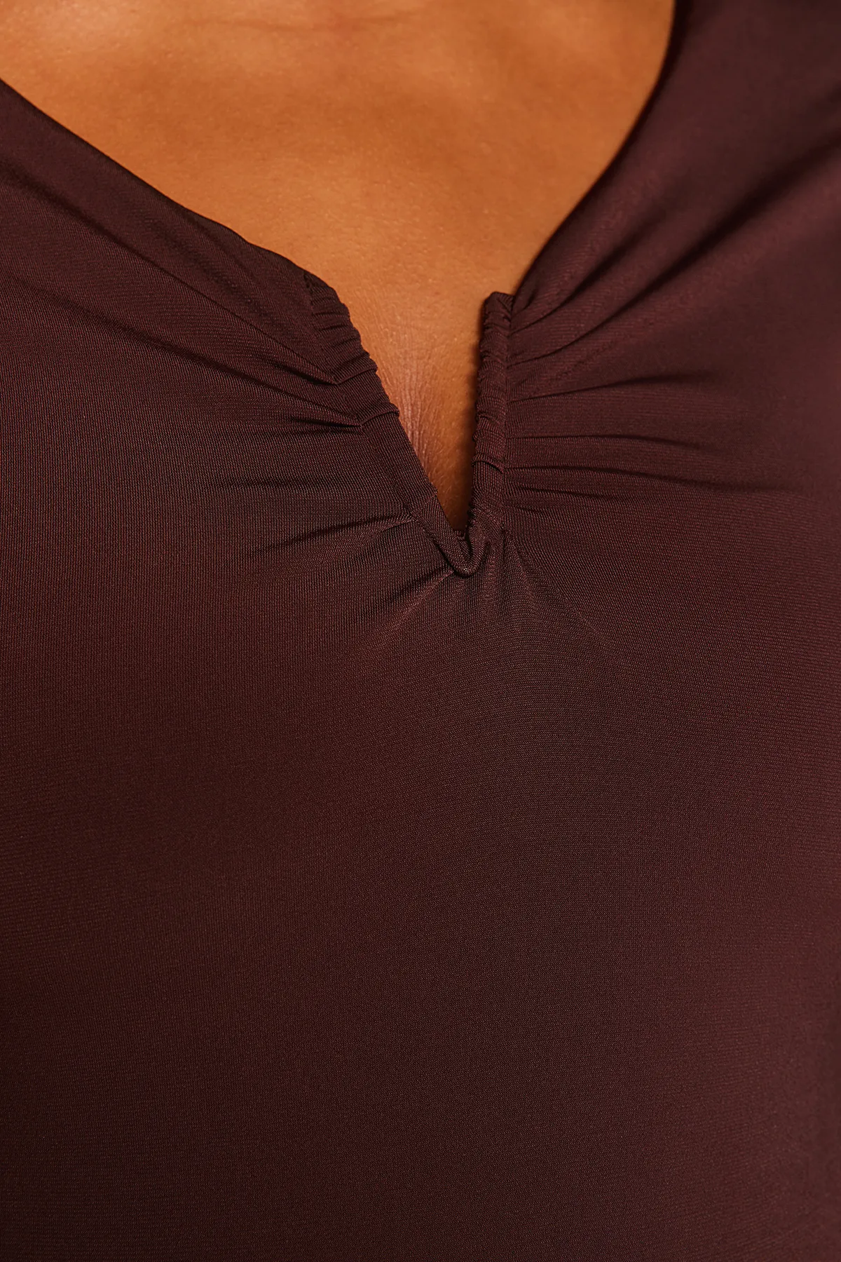 Trendyol Curve  Braune Sandy-Strickbluse mit V-Ausschnitt TBBAW24AF00030