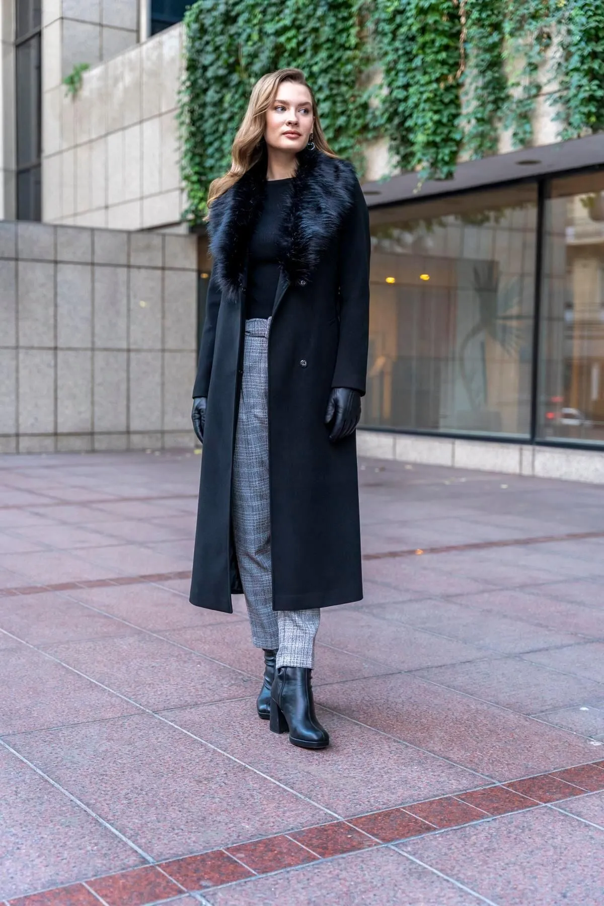 Olcay  Abnehmbarer, an der Taille gebundener langer Mantel mit Pelz, Schwarz 3804