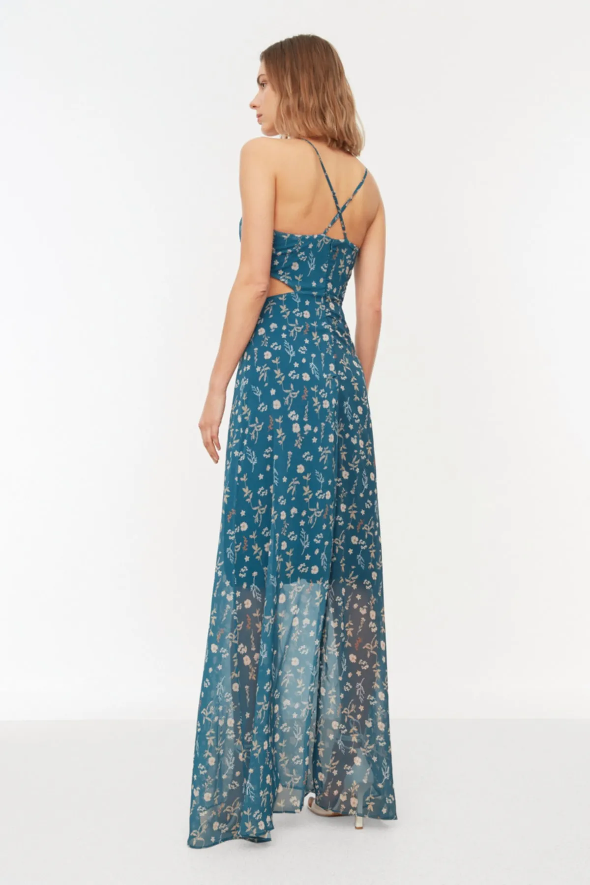 Trendyol Collection  Mehrfarbiges Maxi-Webkleid in A-Linie mit gefüttertem Fenster/Ausschnitt und detailliertem Blumendruck TWOSS20EL1270