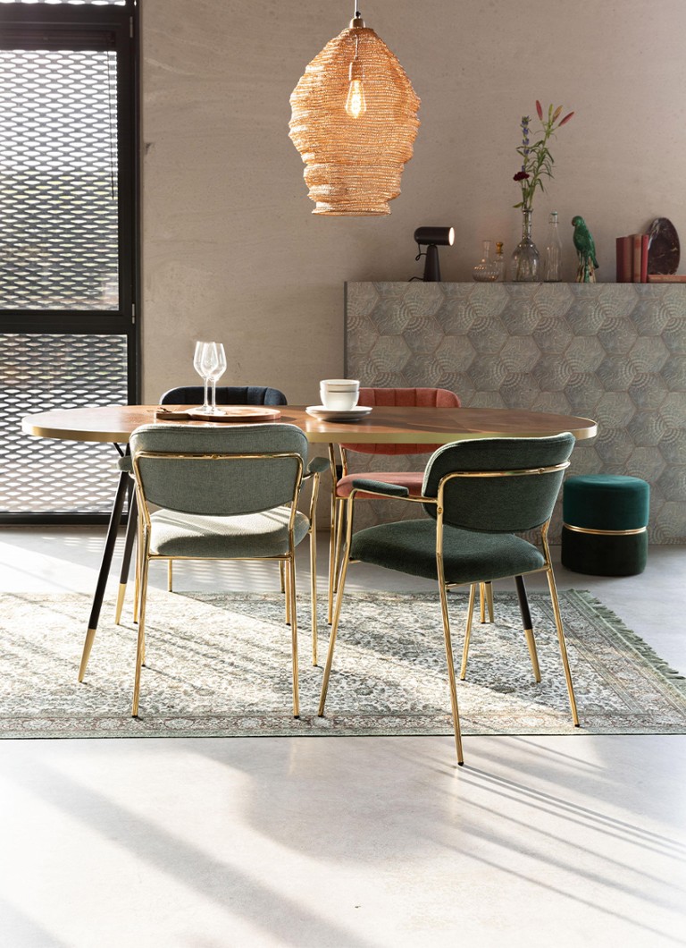 Scaun de sufragerie Parton de Livingstone Design cu bază și cotiere aurii.