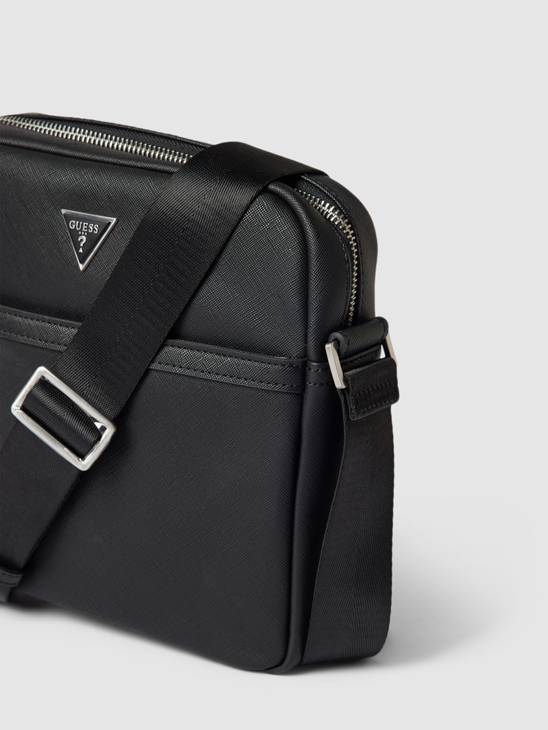 Umhängetasche mit Label-Applikation in schwarz