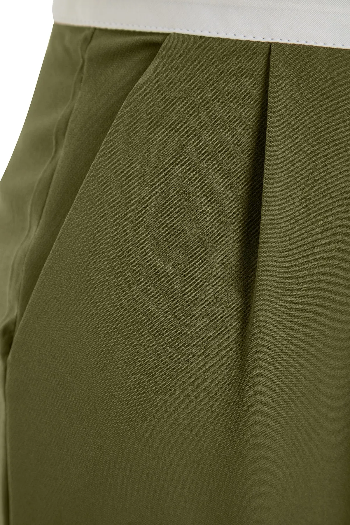 Trendyol Collection  Khakifarbene, gewebte Hose mit weitem Bein und hoher Taille und Gürteldetail TWOSS23PL00150