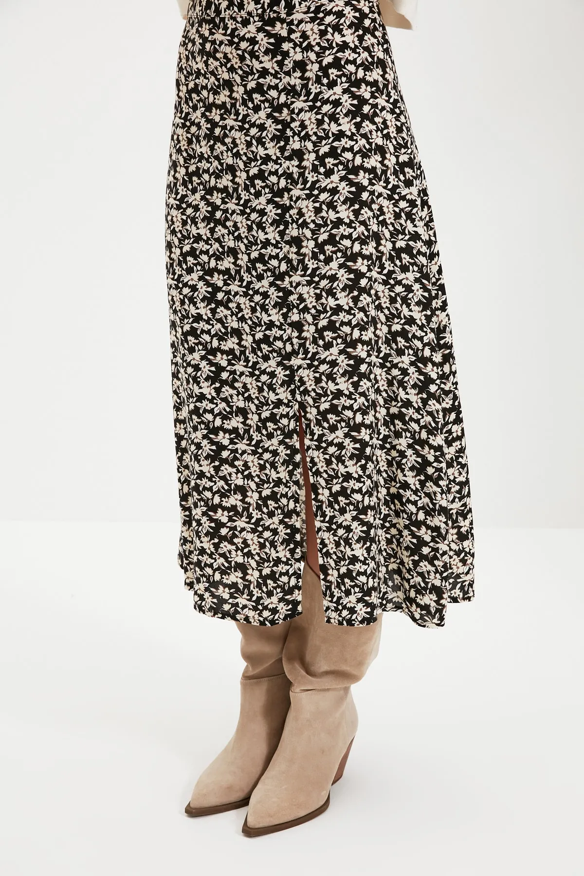 Trendyol Collection  Schwarzer gewebter Midirock aus Viskosestoff mit Schlitzdetail und Blumenmuster TWOSS20ET0230