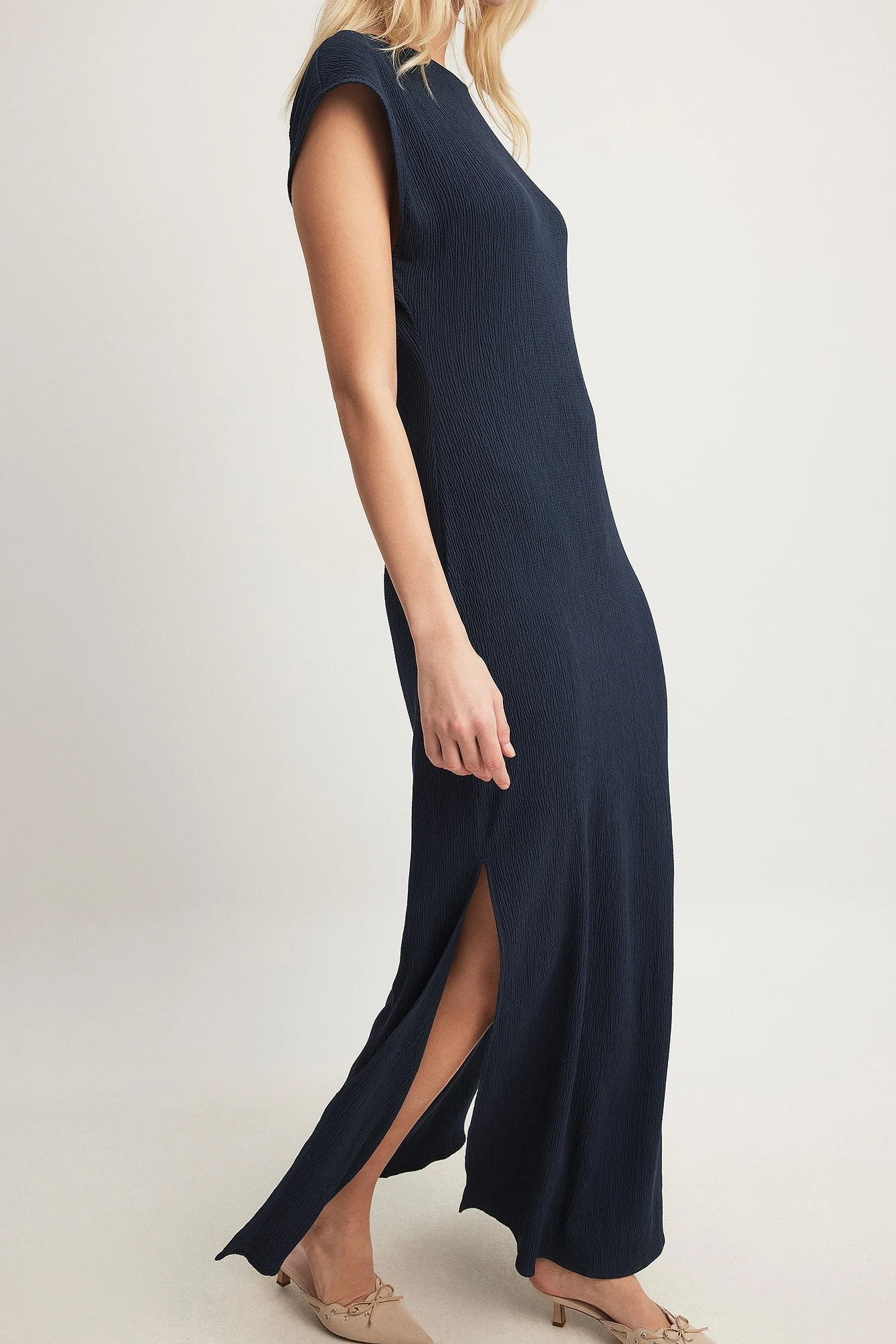 Hochgeschlitztes Maxikleid im Knitter-Look
