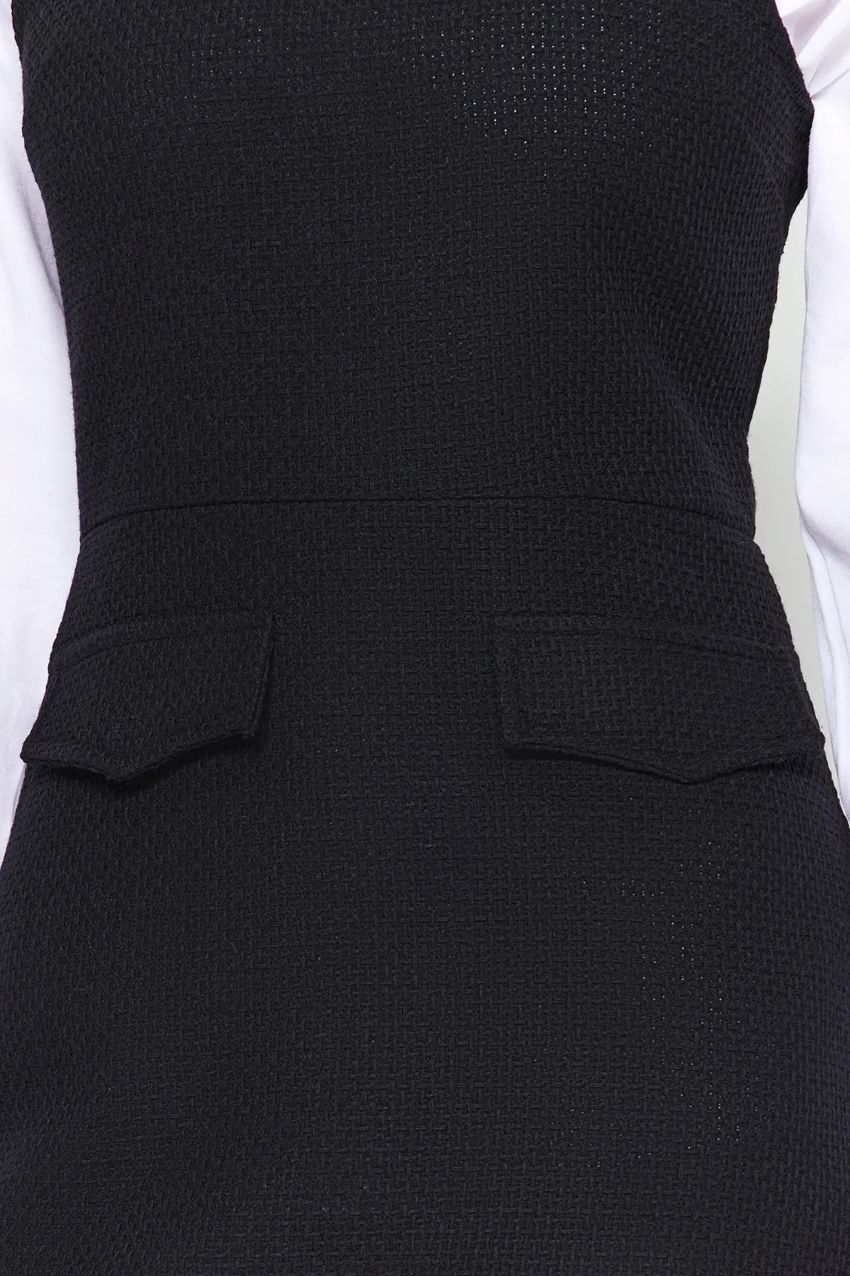 Trendyol Collection  Schwarzes, gerade geschnittenes Mini-Webkleid mit Taschendetail und quadratischem Ausschnitt TWOAW24EL00669
