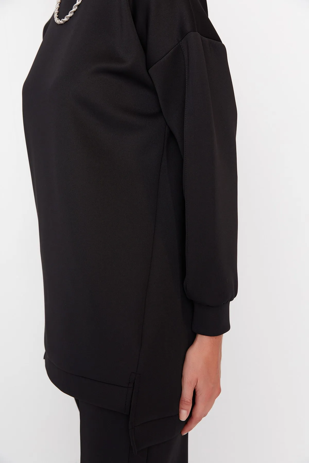 Trendyol Modest  Schwarzes Set aus Oberteil und Unterteil aus Scuba-Tunika und -Hose mit Schlitzdetail TCTAW23US00201