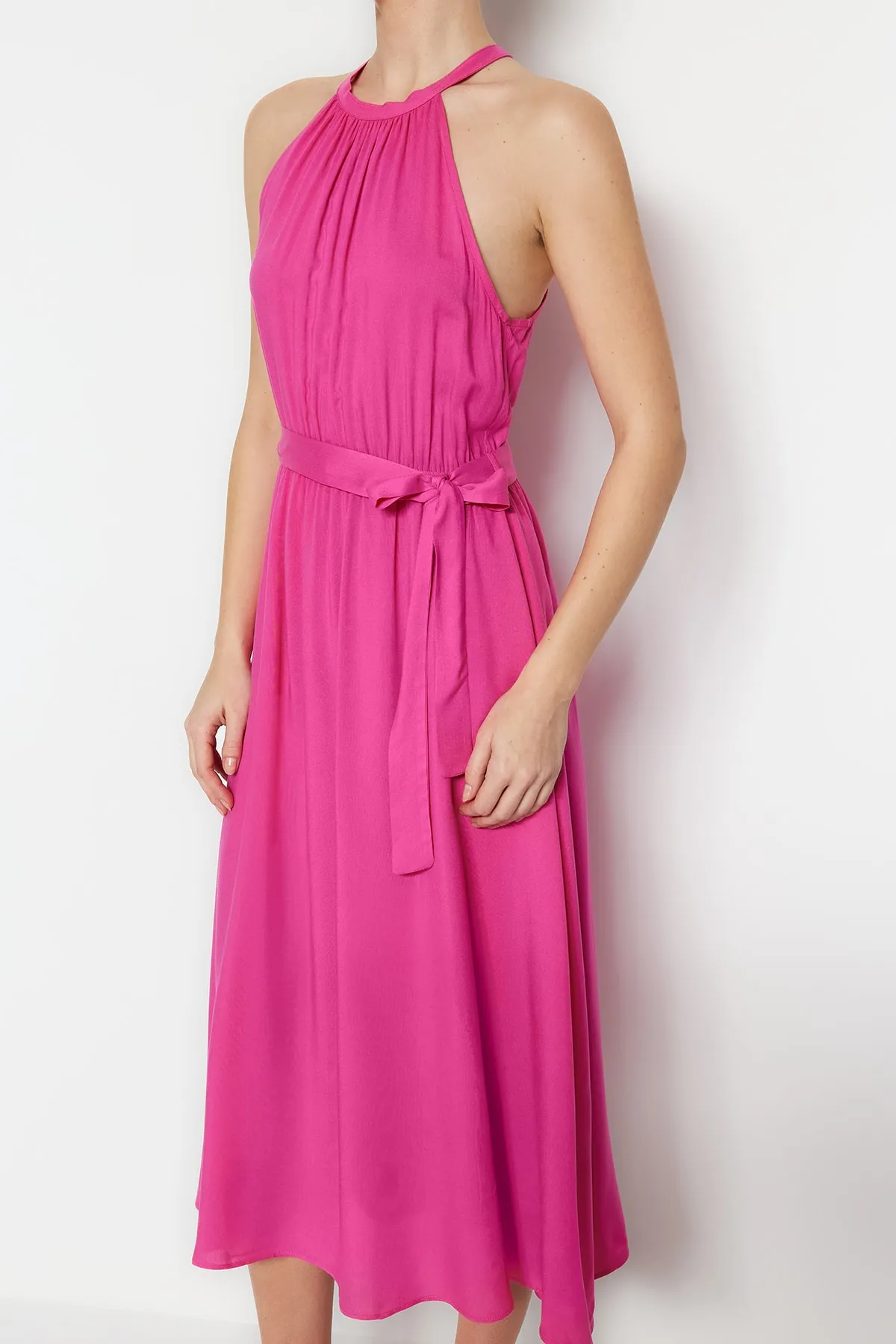 Trendyol Collection  Fuchsiafarbenes A-Linien-Midikleid aus Viskose mit Neckholder und Gürtel TWOSS19EL0155