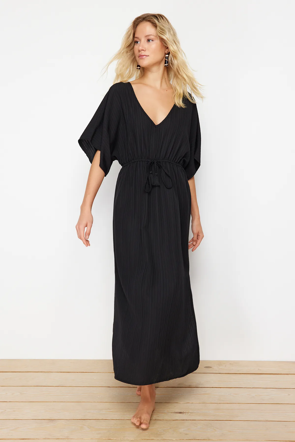 Trendyol Collection  Schwarzes Maxi-Strandkleid mit gewebter Krawatte TBESS24EL00084
