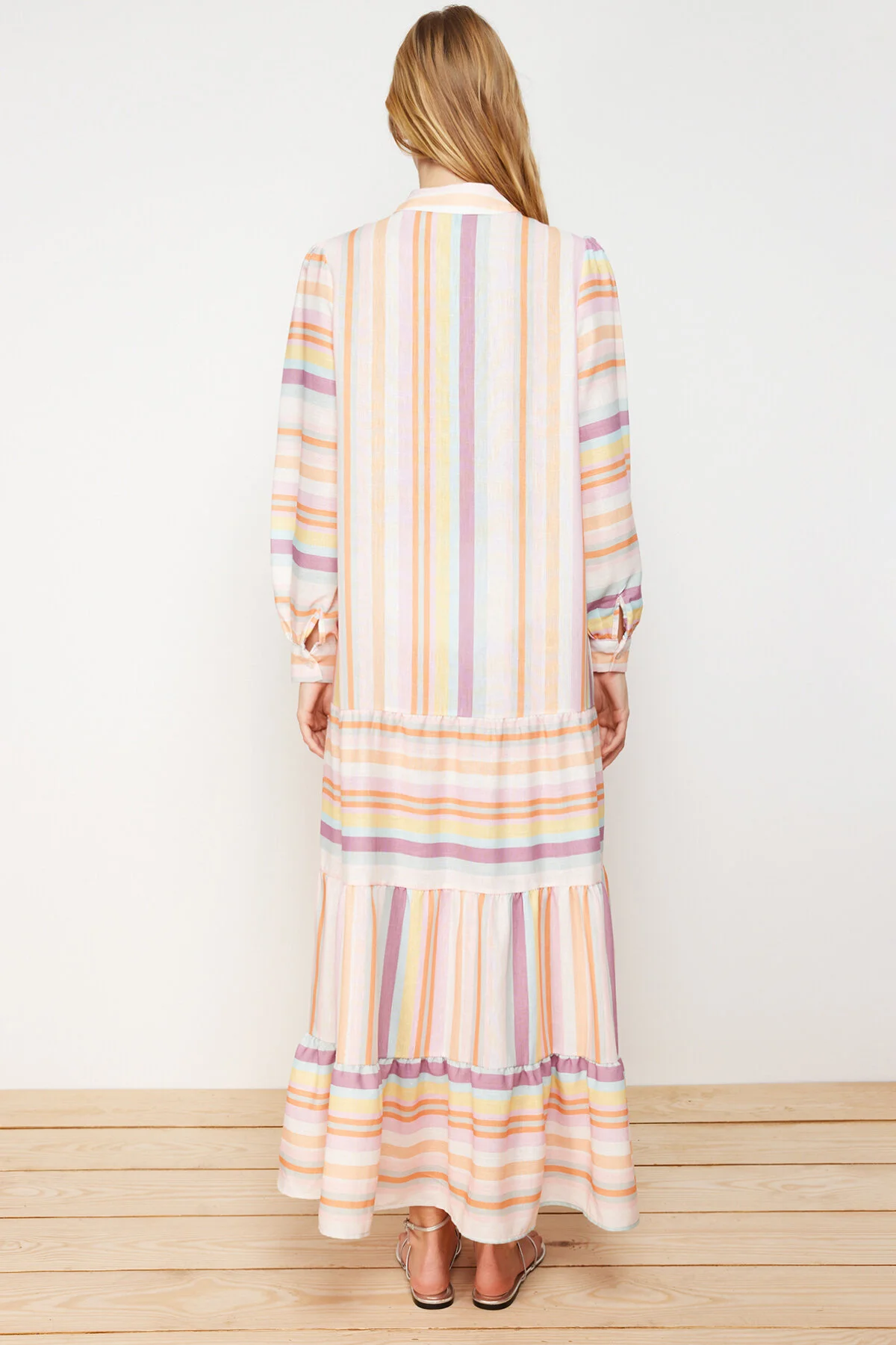 Trendyol Modest  Gewebtes Kleid in Leinenoptik mit mehrfarbig gestreiftem Rock und Rüschen TCTSS24EB00105
