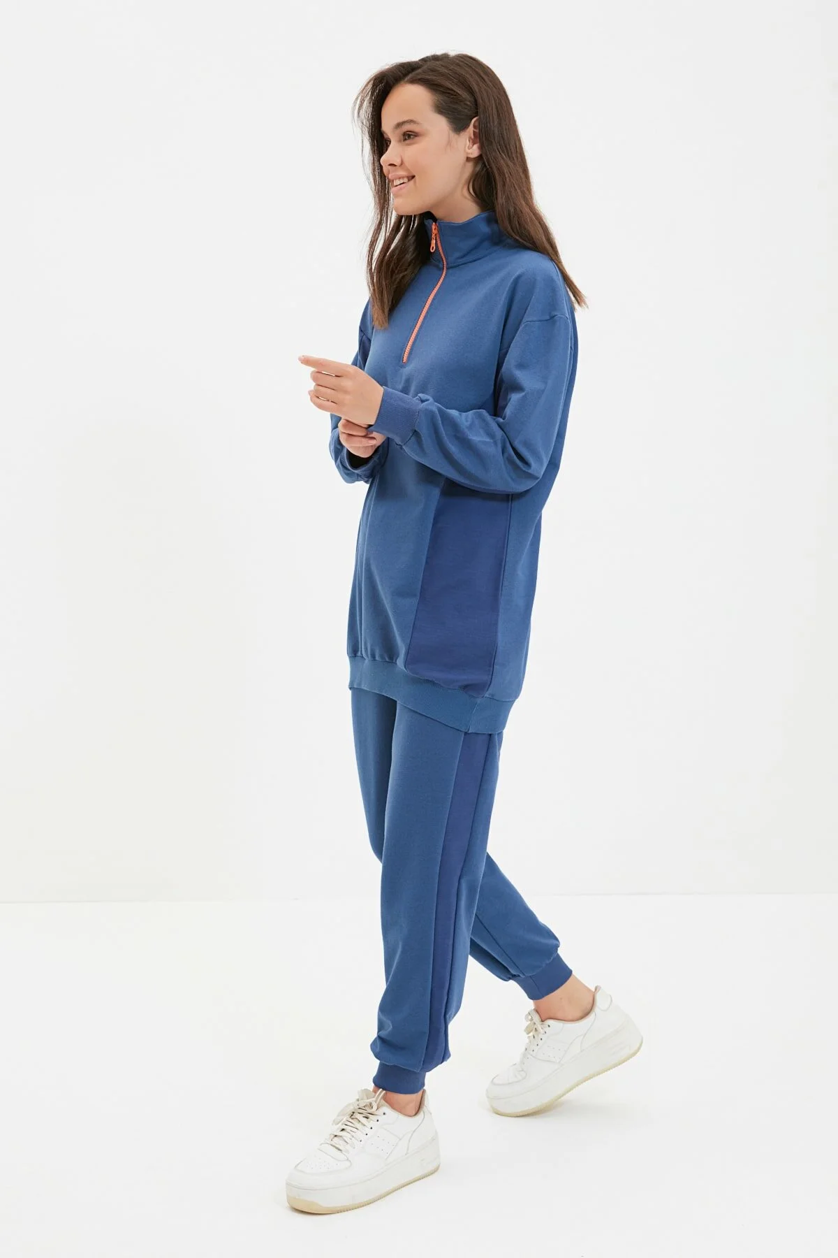 Trendyol Modest  Marineblauer Stehkragen, Reißverschluss, Farbblock, weiche, flauschige Innenseite, dickes Strick-Trainingsanzug-Set TCTAW22EN0041