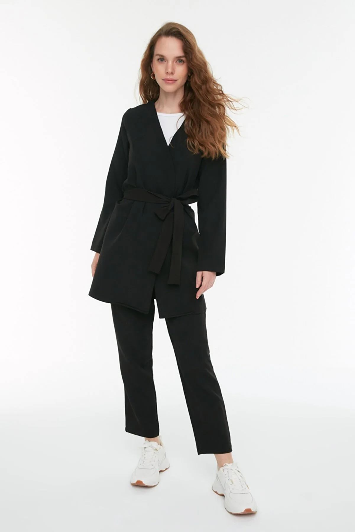 Trendyol Modest  Schwarzer gewebter Anzug aus Jacke und Hose mit Gürtel TCTSS21AU0313