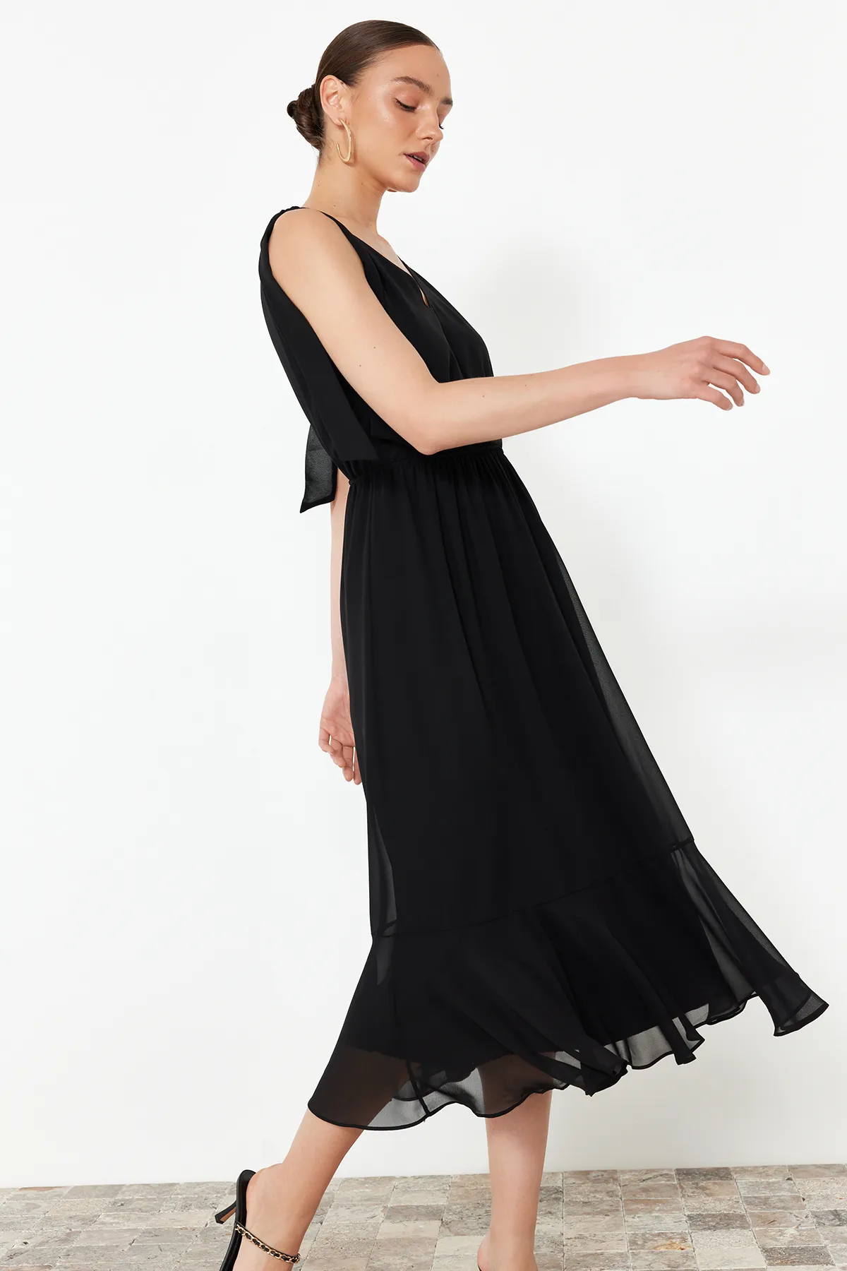 Trendyol Collection  Schwarzes A-Linien-Maxikleid aus gewebtem Chiffon mit elastischer Taille und Futter TWOSS24EL00804
