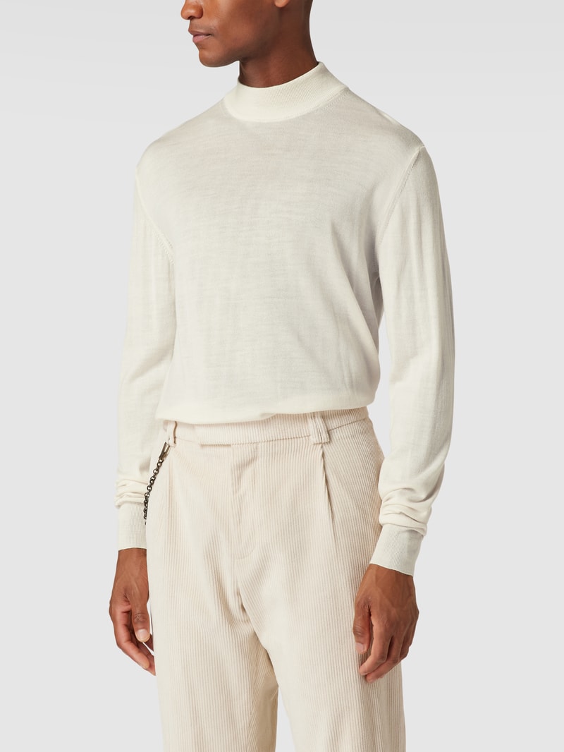 Strickpullover mit Label-Applikation in offwhite