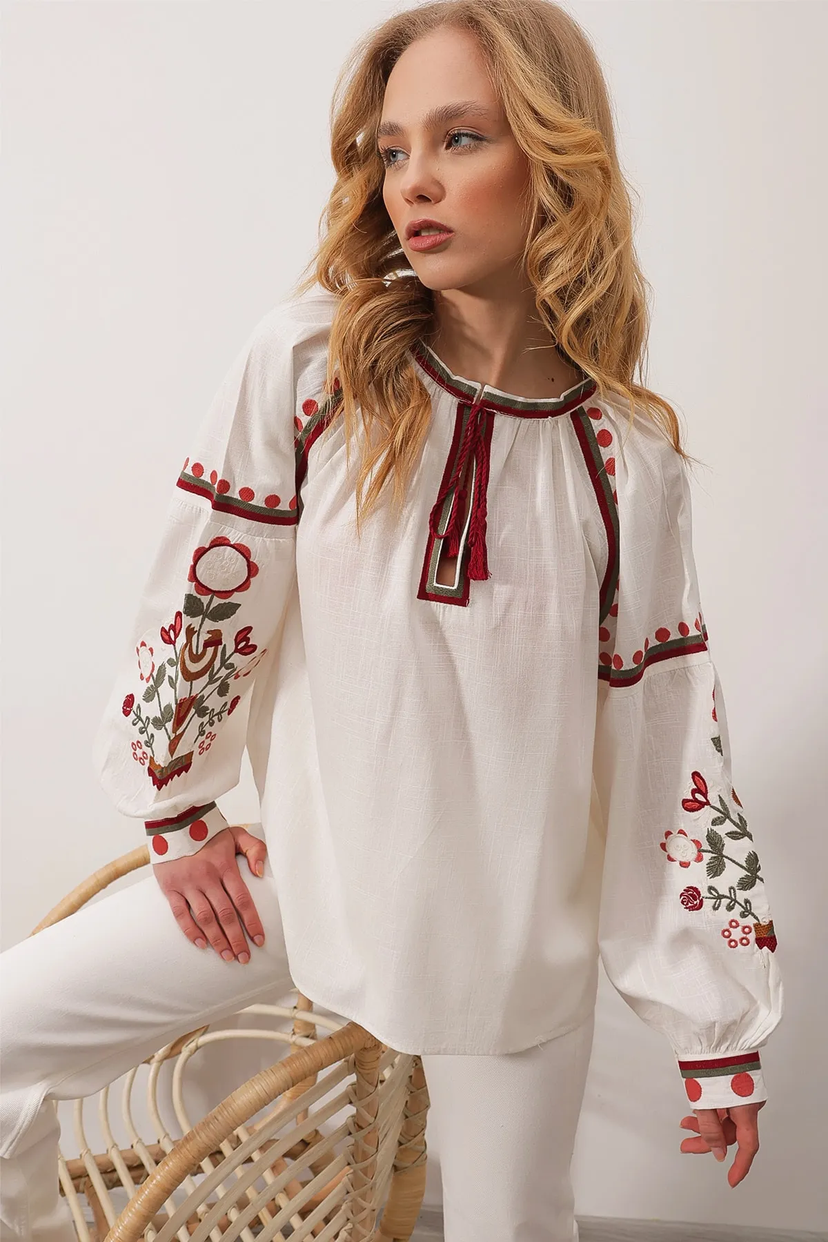 Trend Alaçatı Stili  Damen-Bluse aus Leinen mit weißen Kragenärmeln, bestickt, zum Schnüren, Übergröße, ALC-X9905