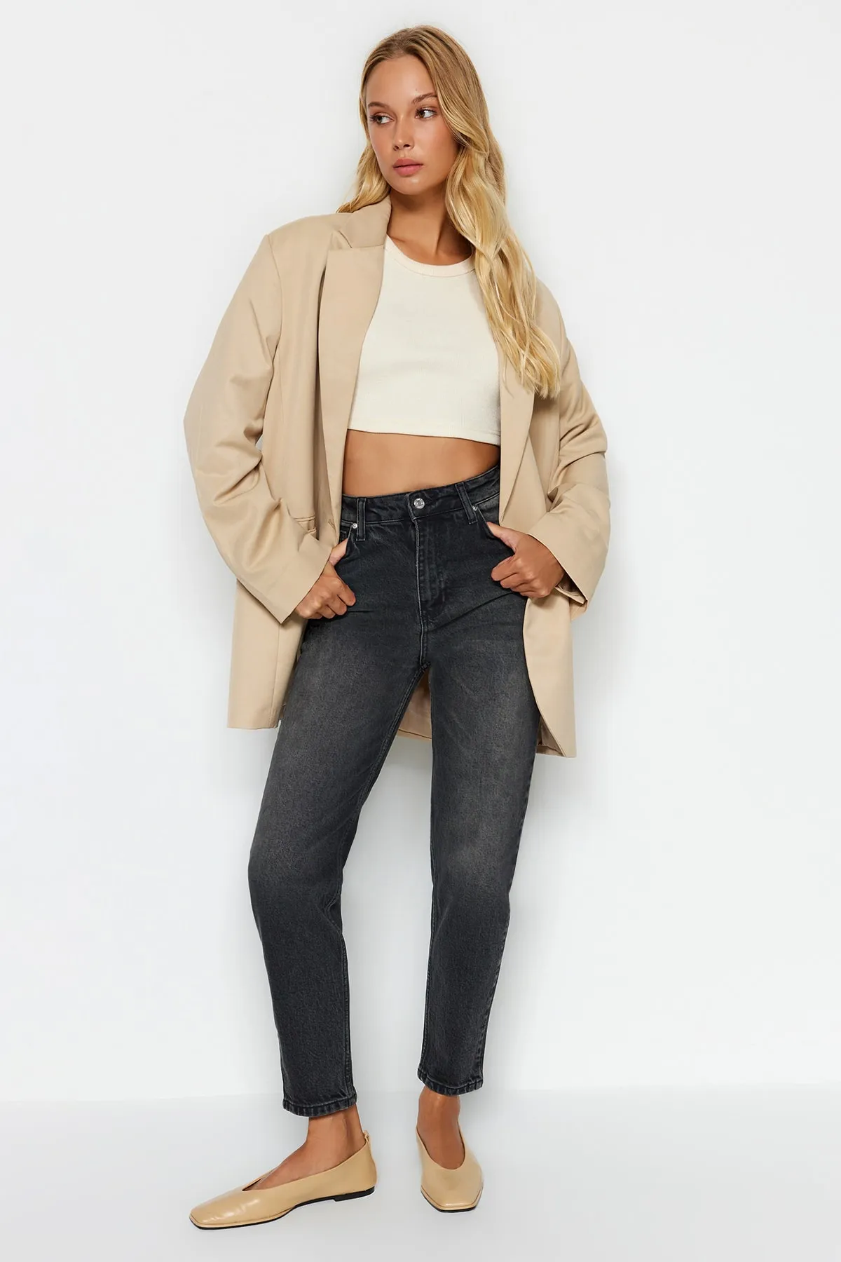 Trendyol Collection  Schwarze Slim Mom-Jeans mit hoher Taille TWOAW24JE00094