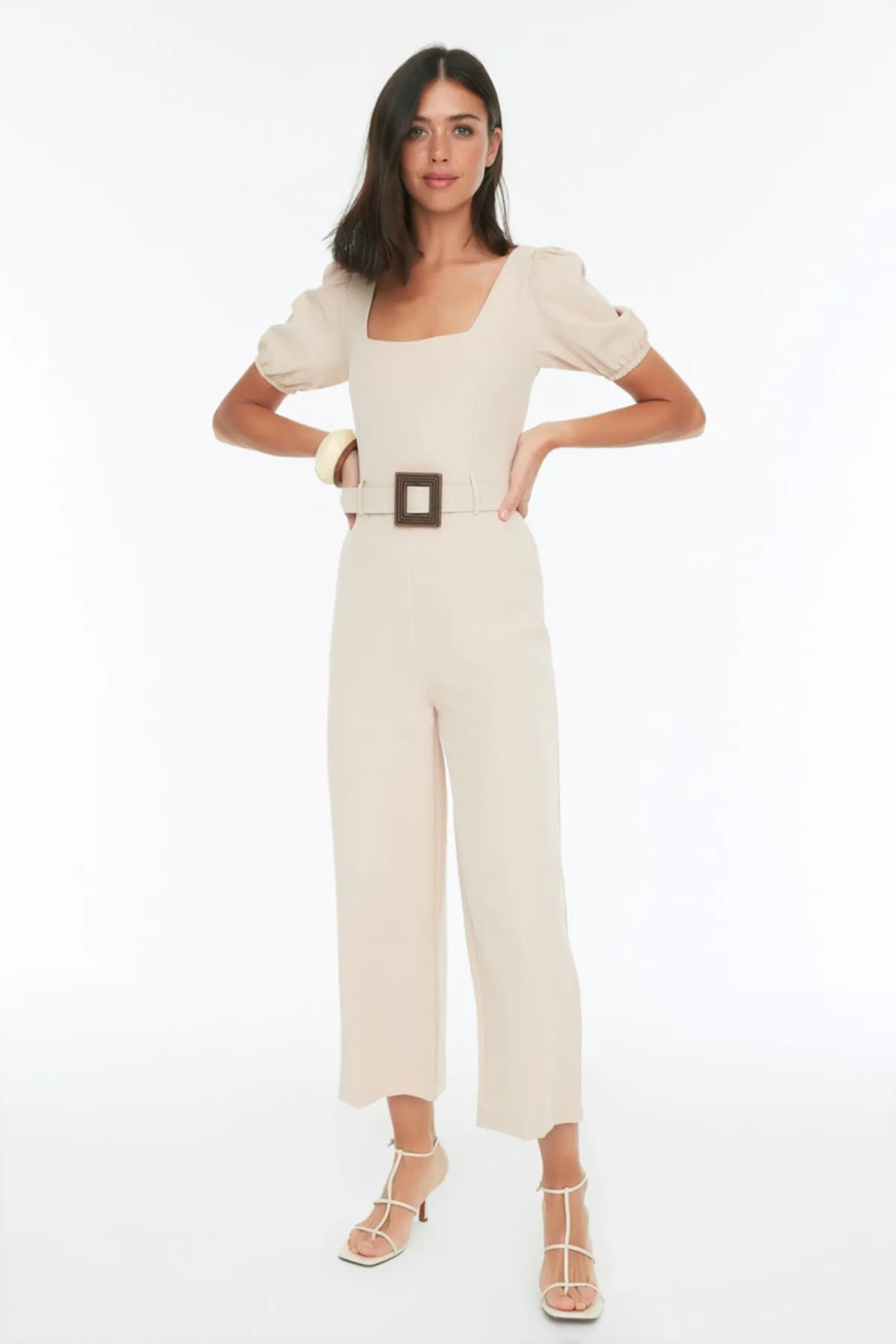 Trendyol Collection  Steinfarbener Maxi-Jumpsuit aus gewebtem Stoff mit Ballonärmeln und Gürtel TWOSS21TU0057