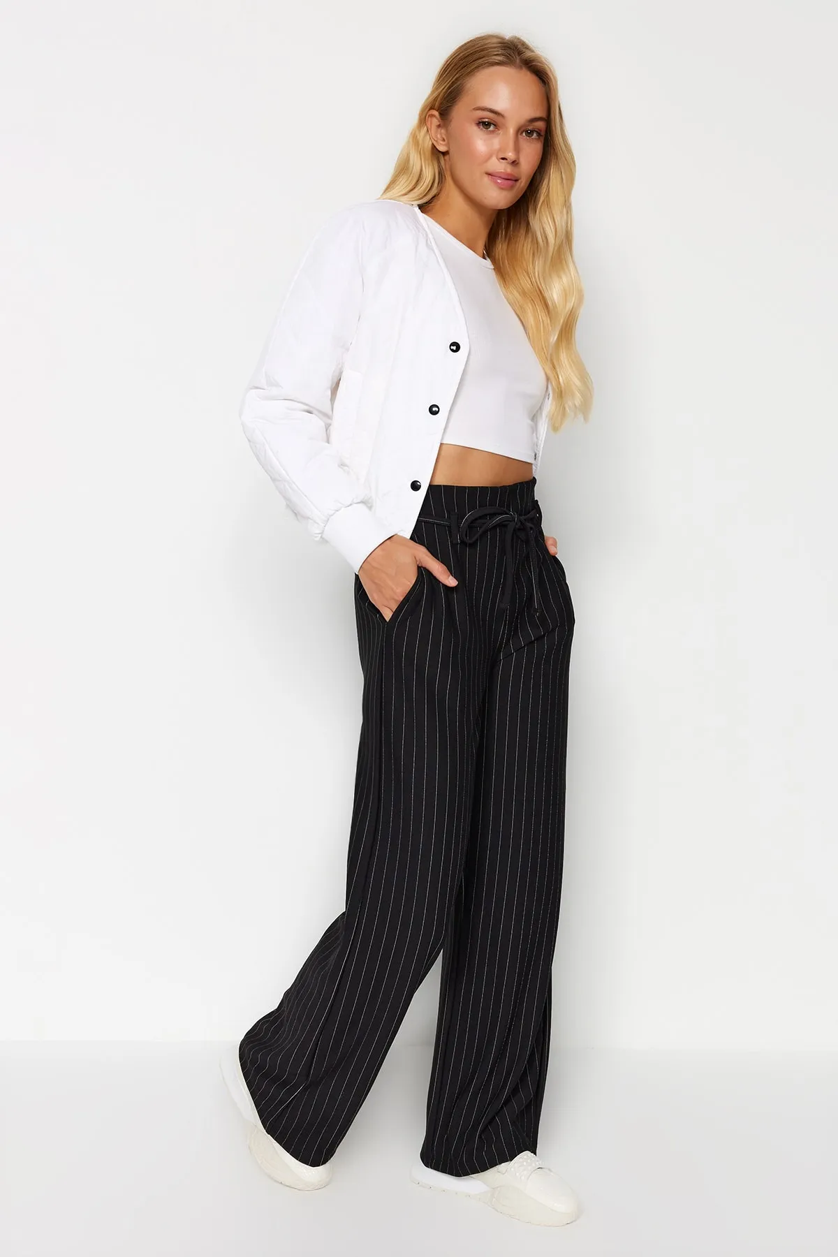 Trendyol Collection  Schwarz gestreifte Gürteldetaillierte gerade/gerade dehnbare Strickhose TWOAW24PL00084