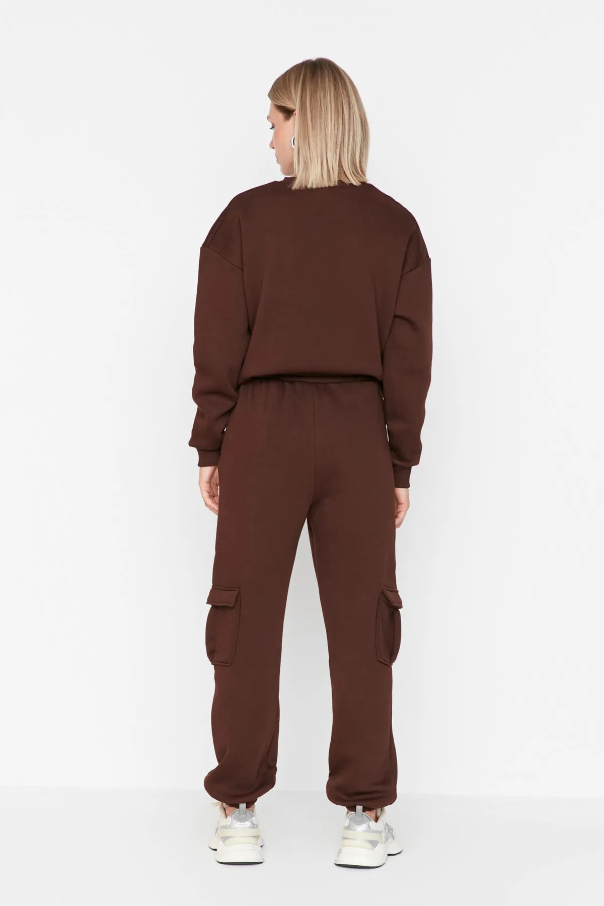 Trendyol Collection  Dunkelbraune Jogginghose aus dickem Fleece mit aufgesetzten Taschen und Details TWOAW23EA00046