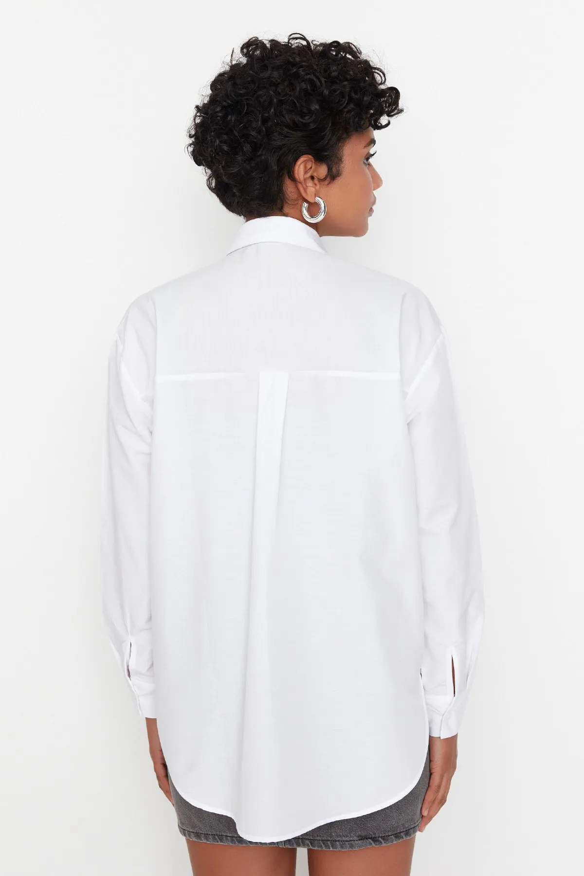Trendyol Collection  Weißes, locker sitzendes Hemd aus Baumwollgewebe TWOAW20GO0107