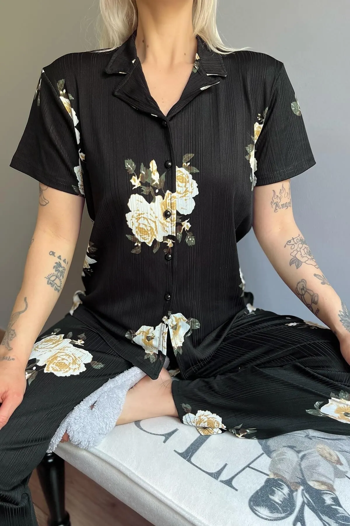 Pijamaevi  Kurzarm-Damenpyjama-Set mit Blumenmuster und gestrickter Vorderseite und Knöpfen