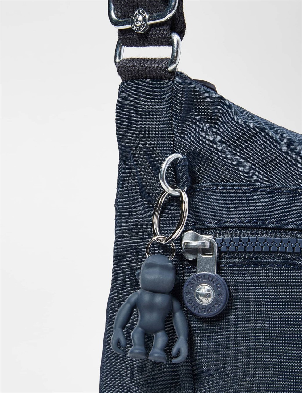 EASTPAK Handtaschen blau Izellah