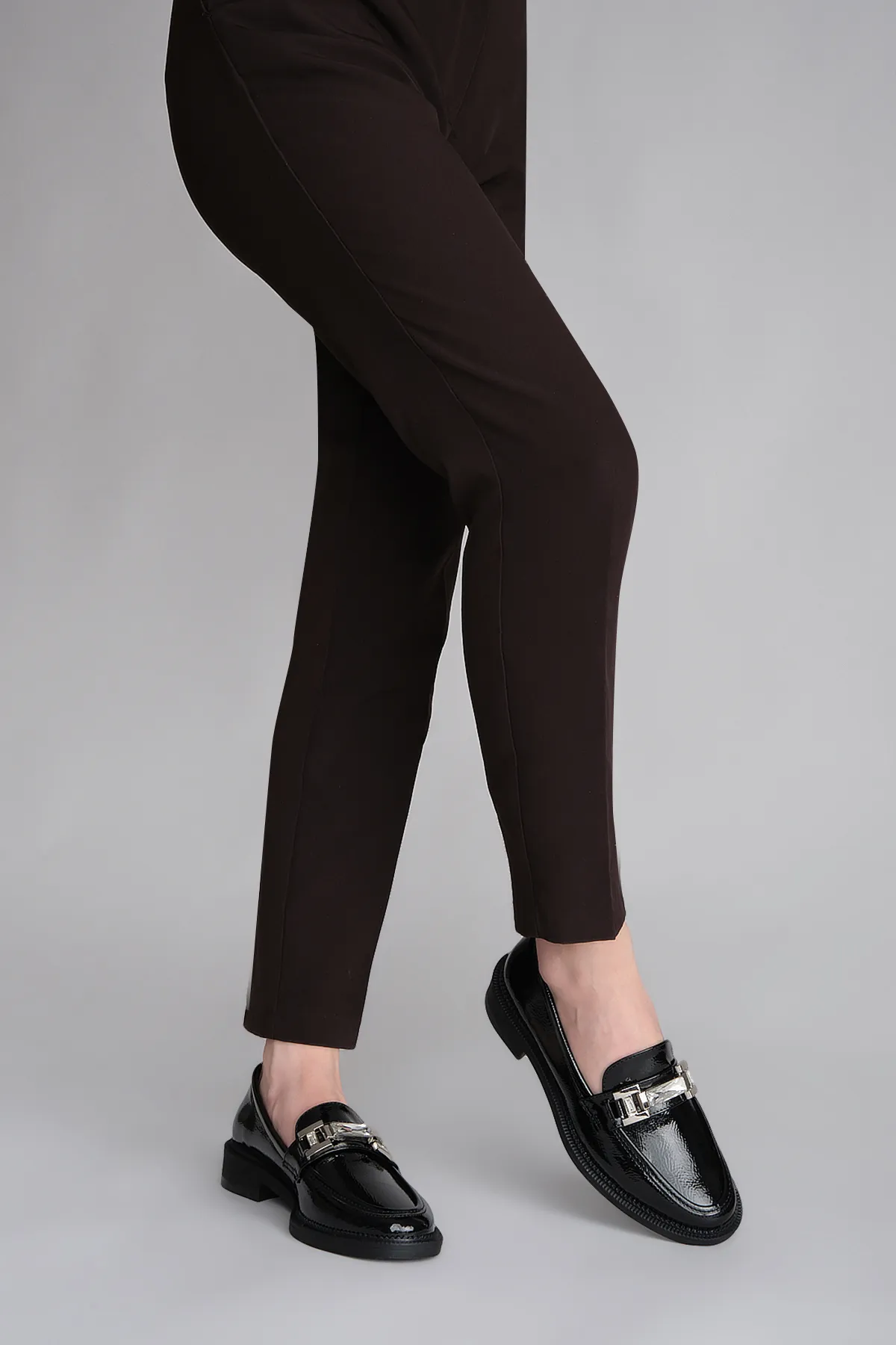 Marjin  Damen-Loafer mit Steinschnalle, Freizeitschuhe, Hosre, schwarzes Lackleder