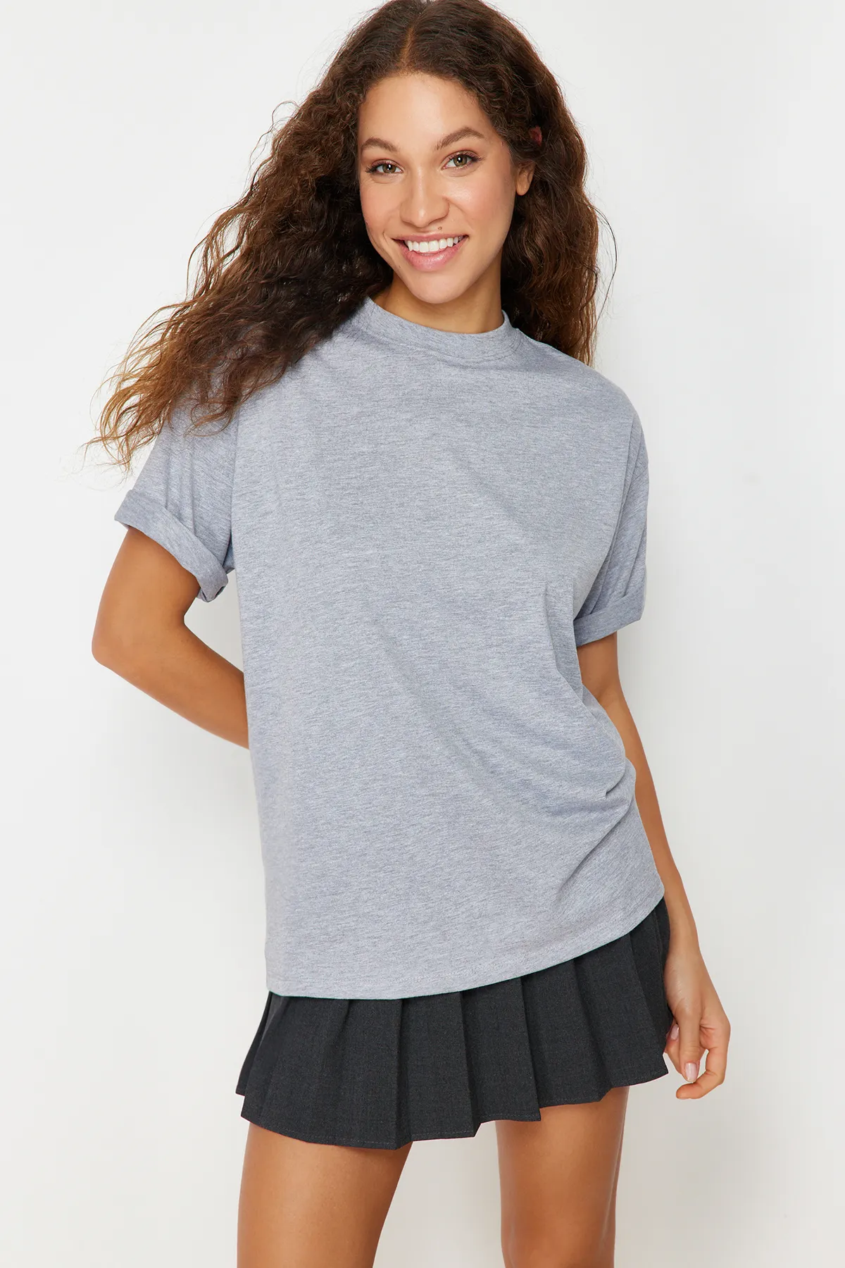 Trendyol Collection  Grau meliertes Premium-Strick-T-Shirt in Übergröße/weiter Passform mit Rundhalsausschnitt TWOSS23TS00040