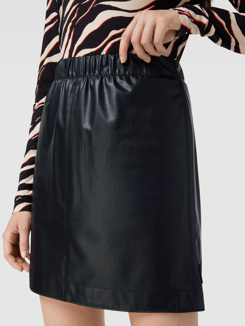 Knielanger Rock mit Label-Detail in schwarz