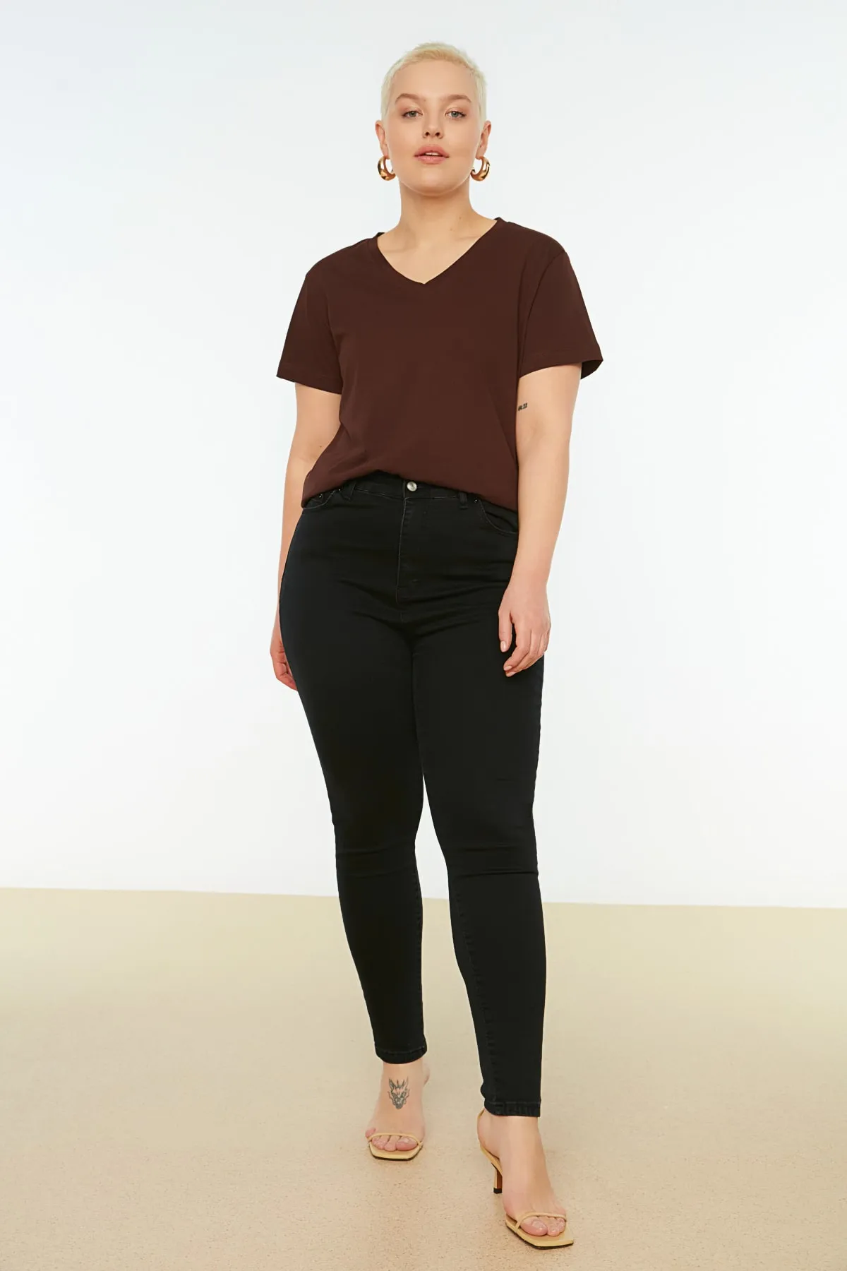 Trendyol Curve  Schwarze Röhrenjeans mit hoher Taille TBBSS22JE0075