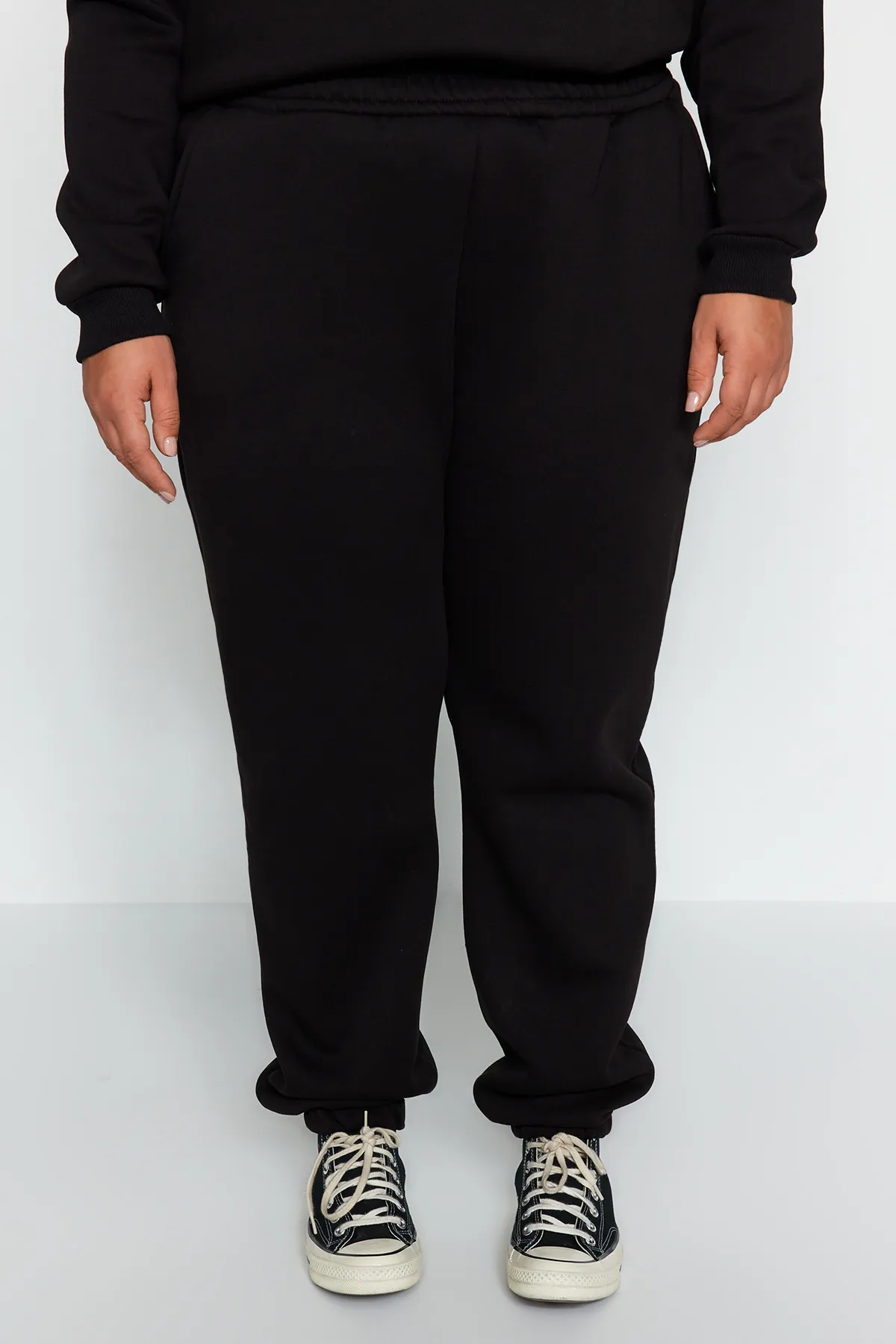 Trendyol Curve  Schwarzes, dickes Fleece-Strick-Trainingsanzug-Set TBBAW24TS00000