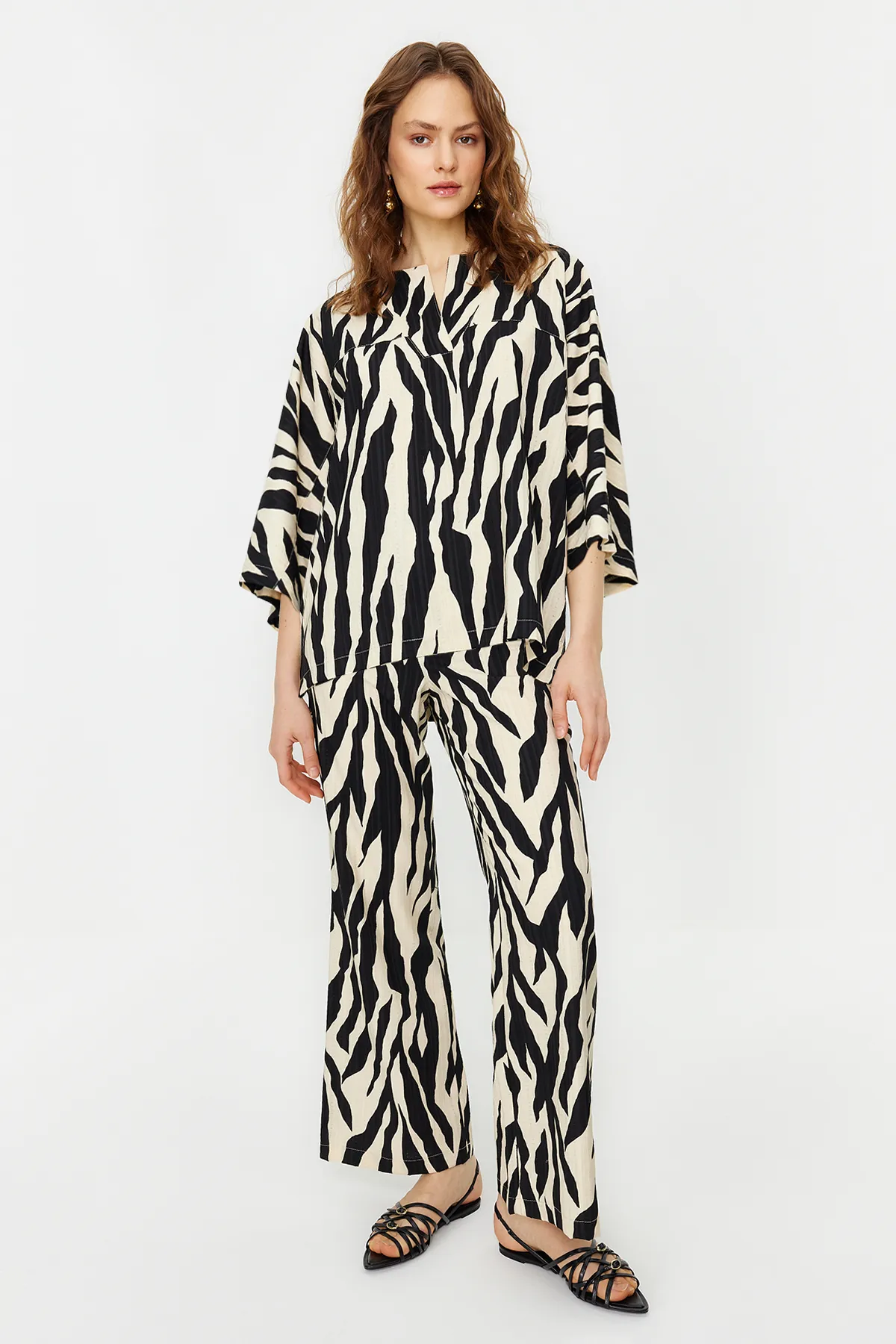 Trendyol Modest  Nerzfarbenes Tunika-Hose-Set mit drei Viertelärmeln und Zebramuster, gewebtes Unterteil und Oberteil TCTSS24US00020