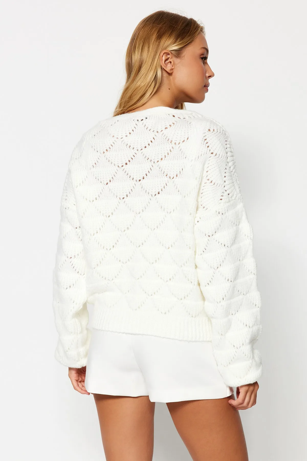 Trendyol Collection  Ecrufarbene Strickjacke mit Lochmuster TWOAW24HI00311