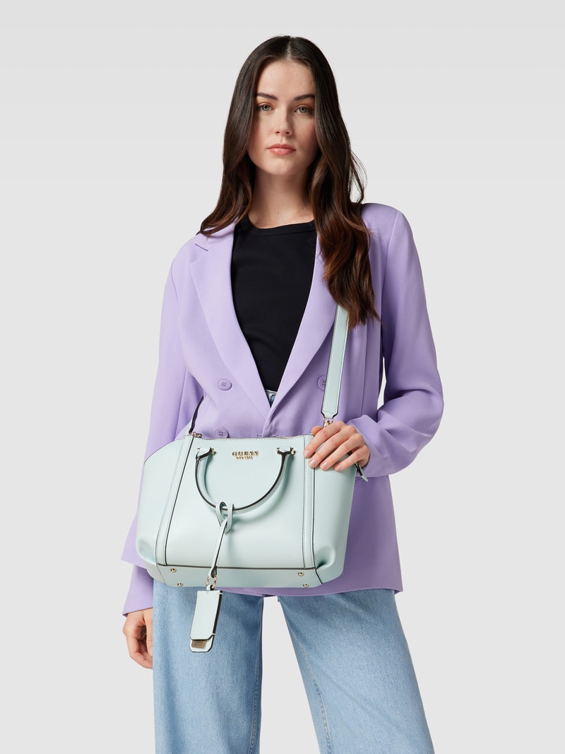 Handtasche mit Label-Applikation in metallic Modell 'LEIE' in hellblau