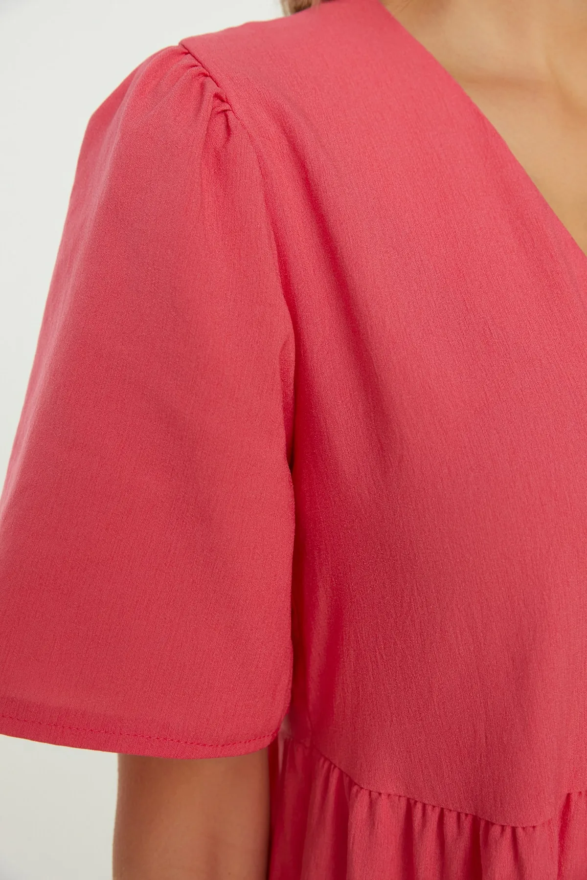 Trendyol Collection  Weit geschnittenes Mini-Webkleid in Fuchsia TWOSS20EL0400