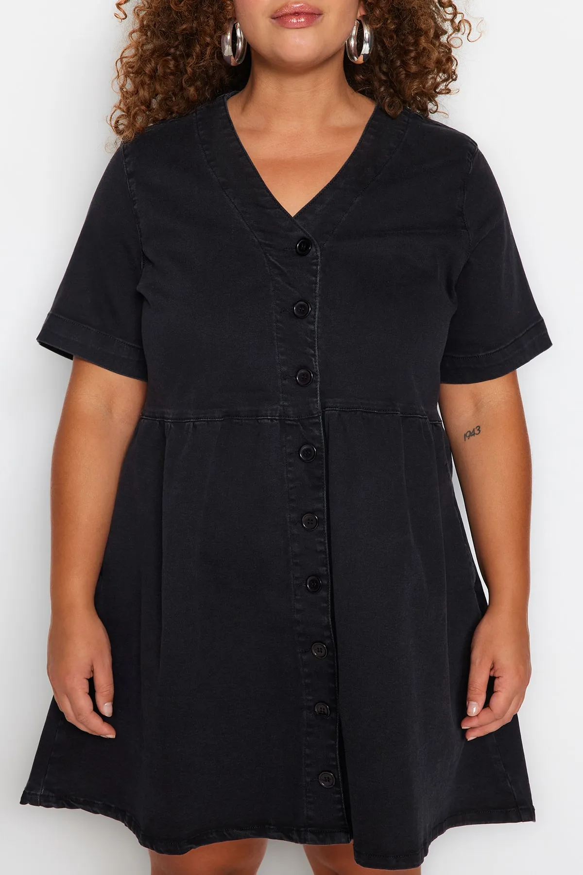 Trendyol Curve  Anthrazitfarbenes Jeanskleid mit Taillenöffnung/Skater-V-Ausschnitt TBBBSS23AH00078