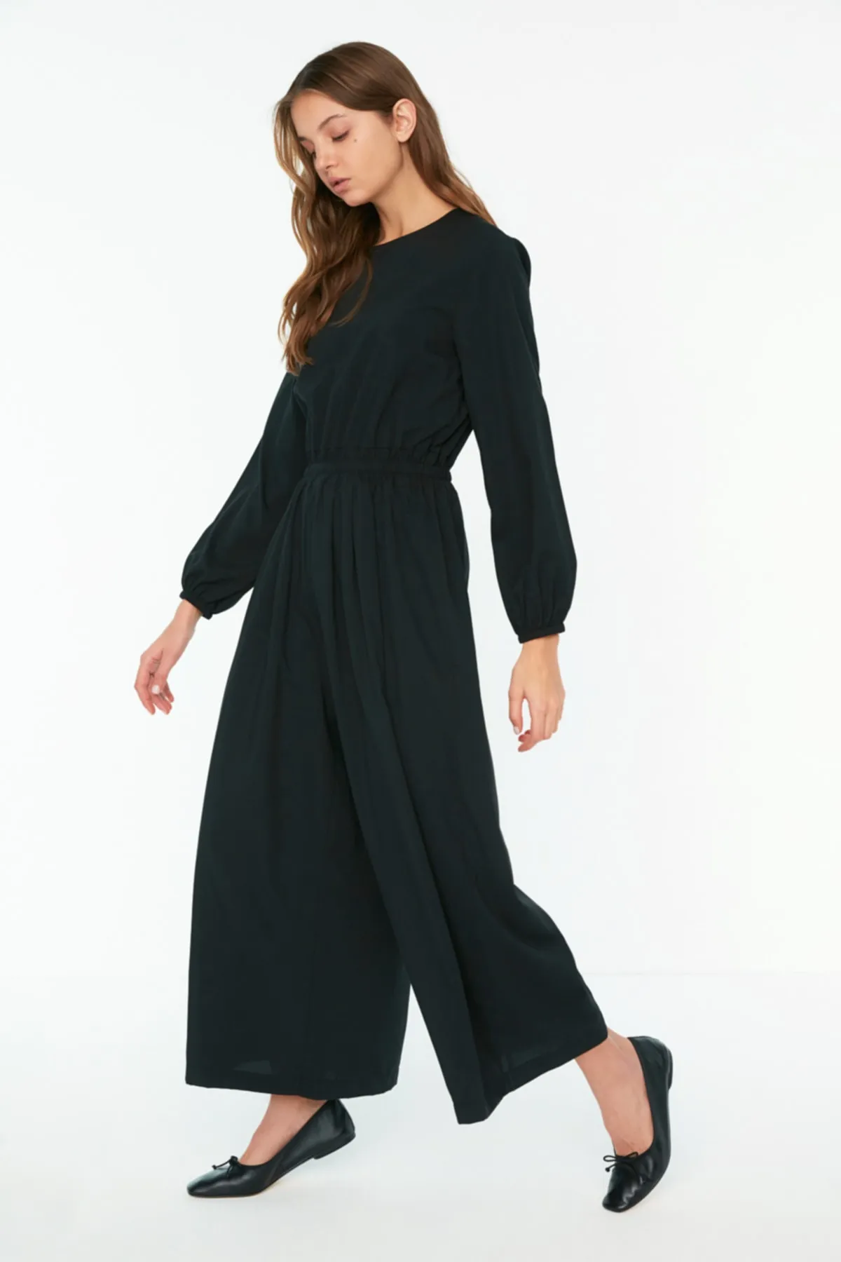 Trendyol Modest  Schwarzer, gewebter Overall mit elastischem Bund und weitem Bein TCTSS22TL0003