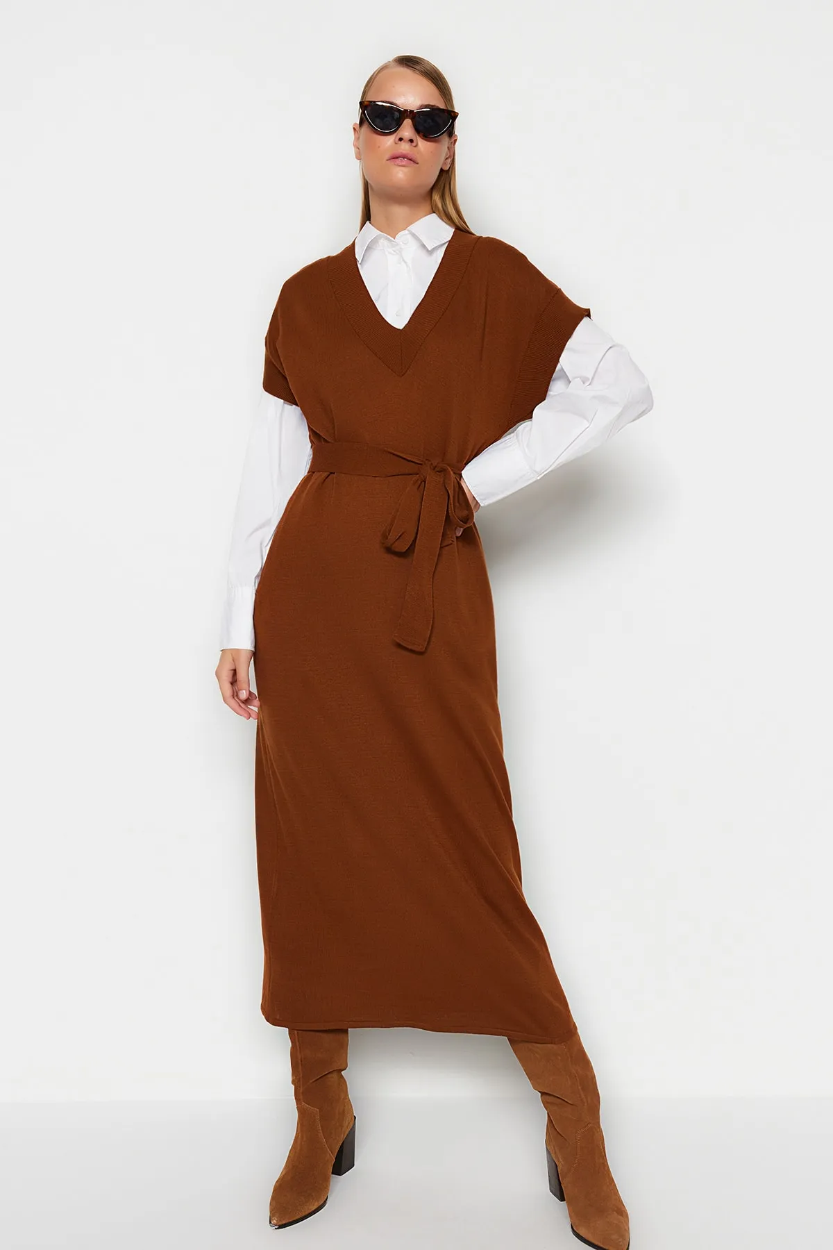 Trendyol Modest  Dunkelbraunes langes Strickpulloverkleid mit Gürtel TCTAW24UV00020