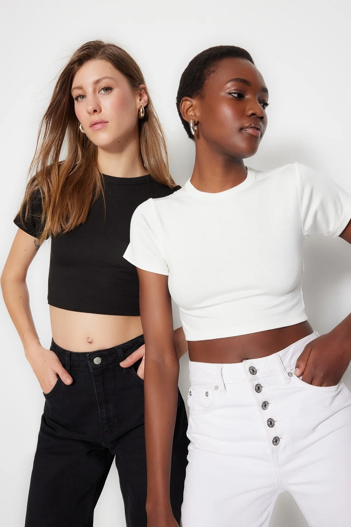 Trendyol Collection  Premium Schwarz-Ecru 2er-Pack kurze Viskose/weiche Stretch-Strickbluse TWOSS23BZ00108