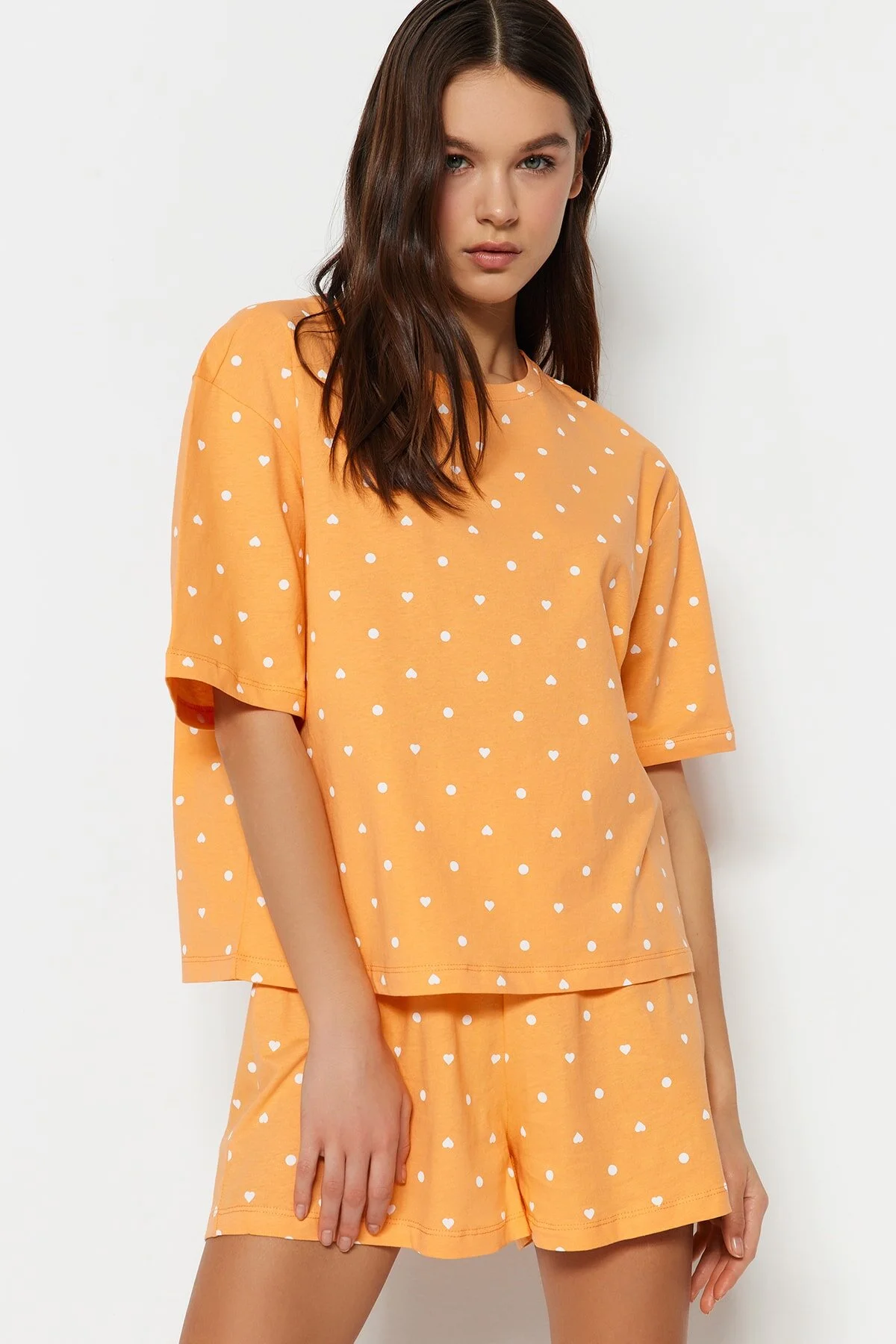 Trendyol Collection  Orangefarbenes Pyjama-Set aus T-Shirt und Shorts mit Herzmuster aus 100 % Baumwolle THMSS21PT1485