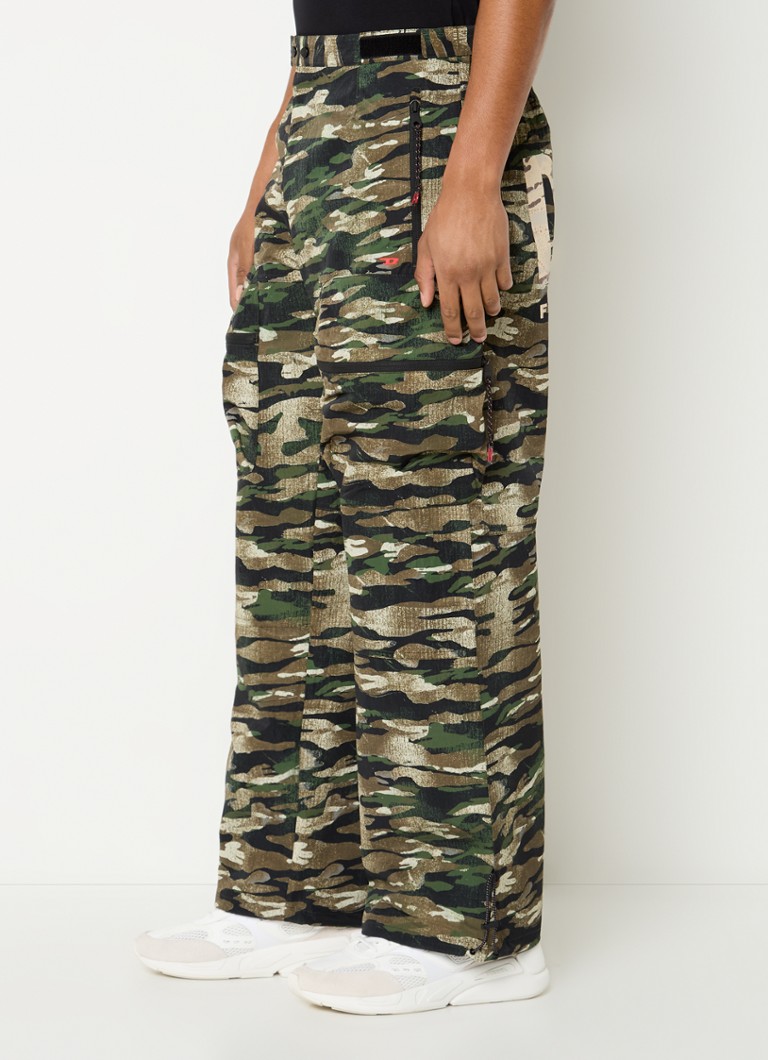 Pantaloni cargo cu imprimeu de camuflaj Diesel Ambrose WT23 cu picior lat